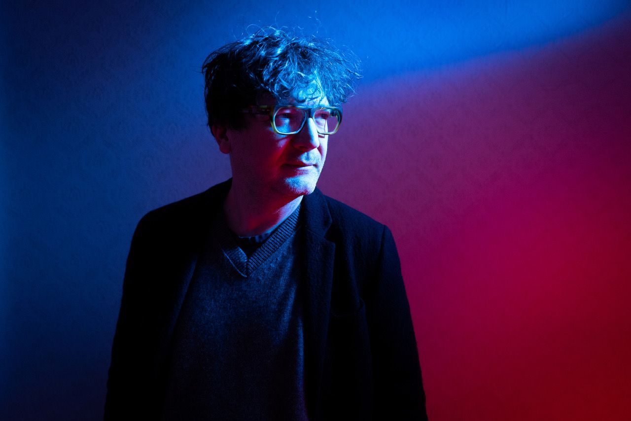 Porträt von David Schalko, der in blau-rotes Licht getaucht ist
