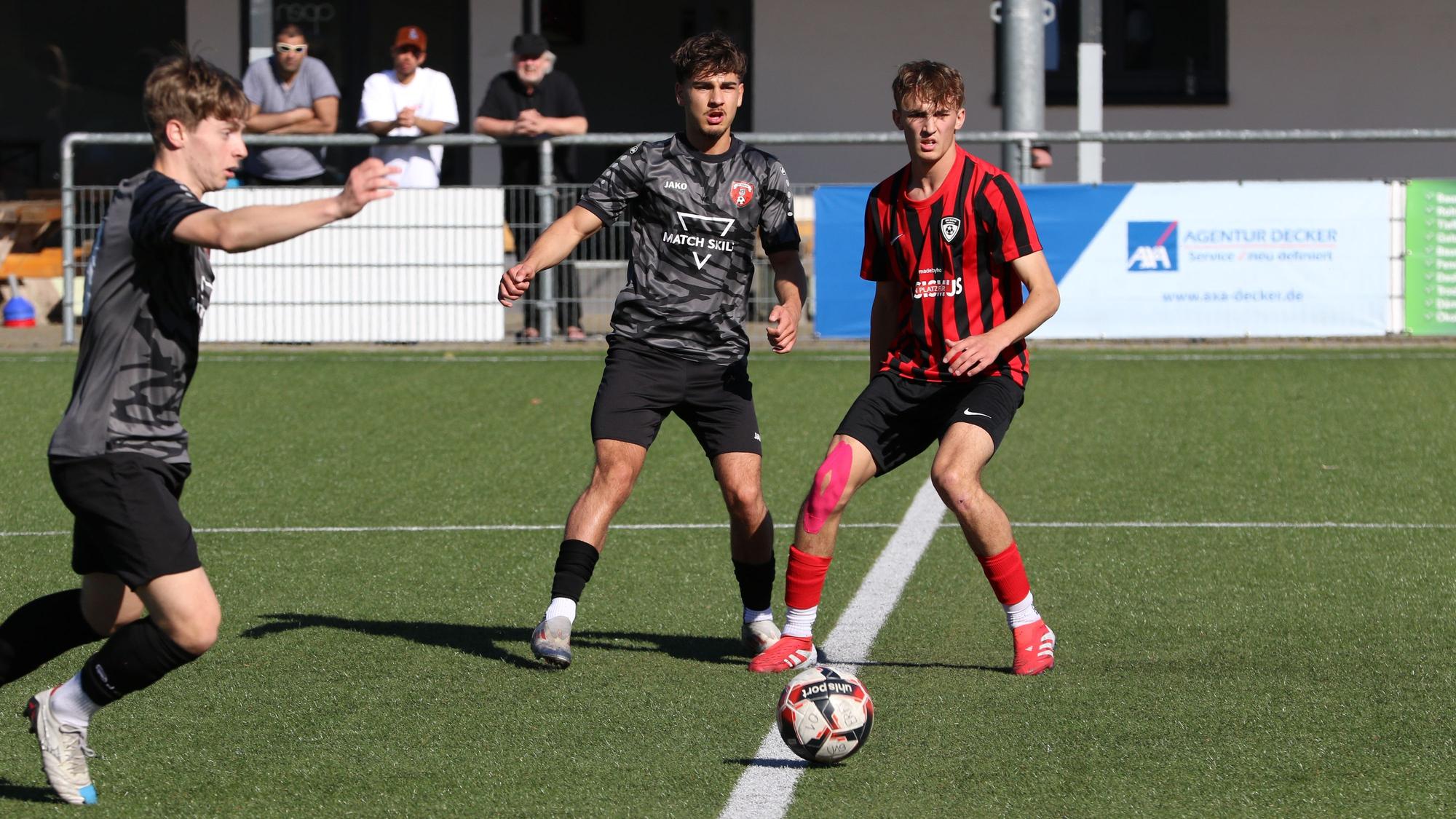 Alexander Bellstädt beobachtet, wie ein Hürther Spieler einen Ball erläuft.