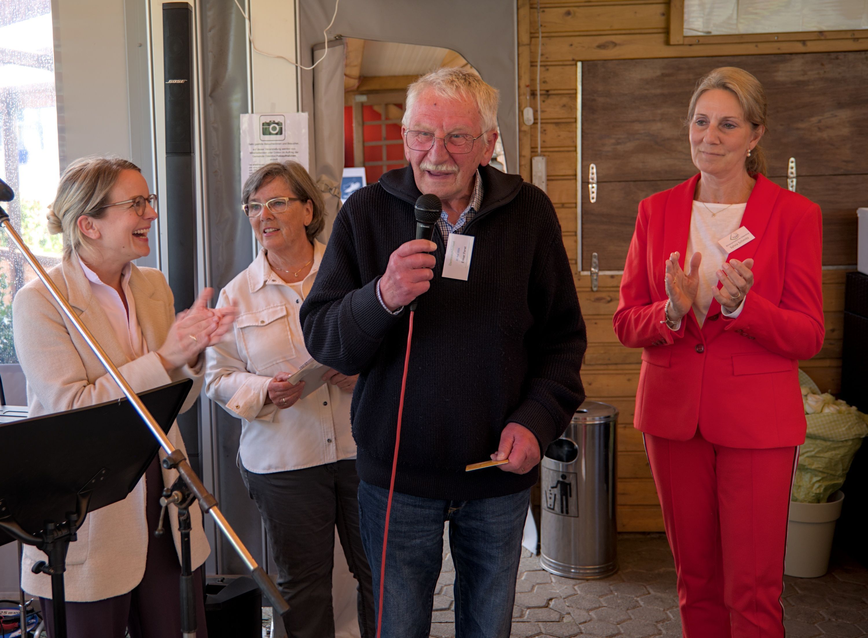 In den Cramer Stuben feiern Laura Lundberg, Anja Weyer, Elmar Forst und Sylvia Schmitz.