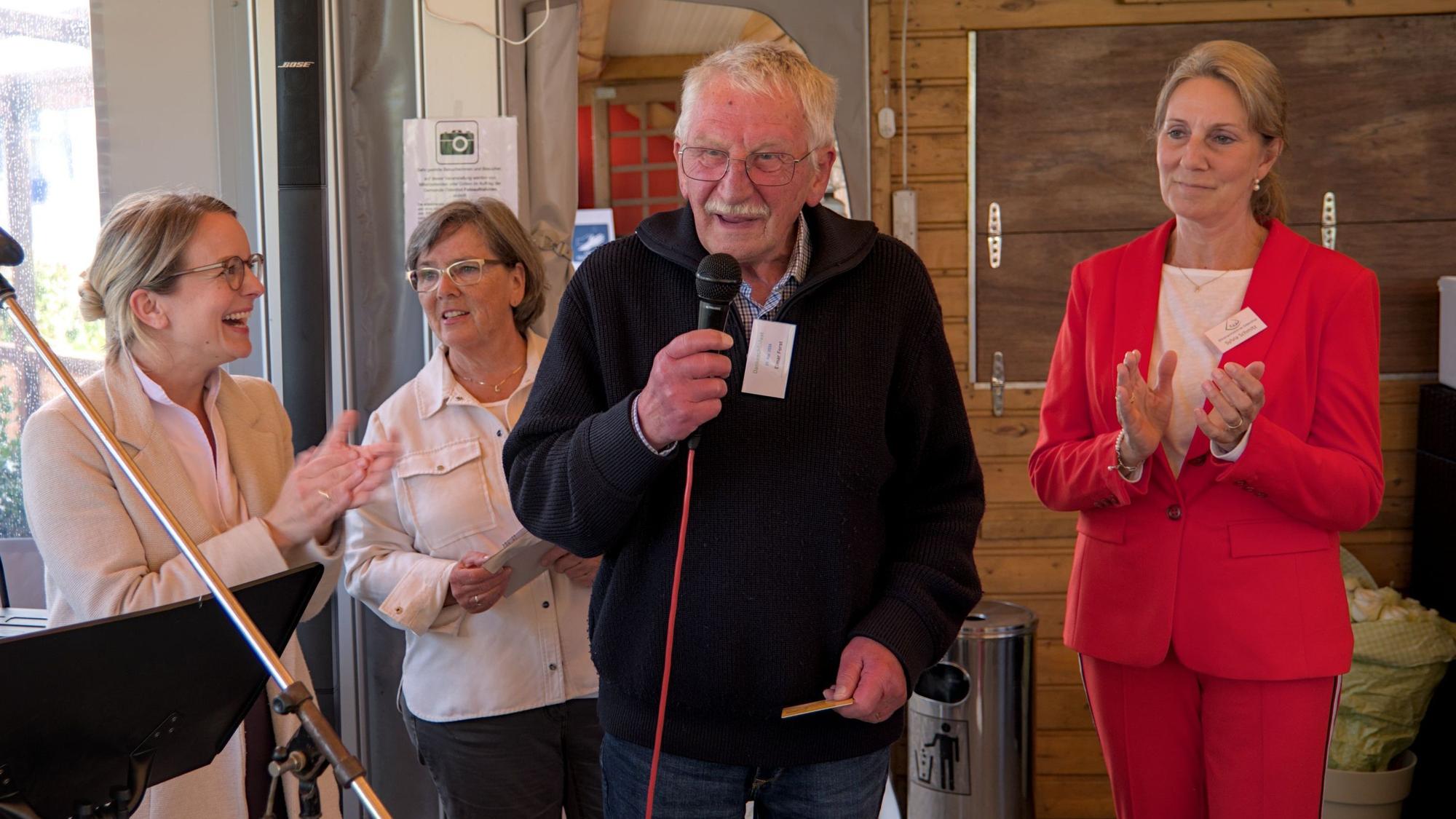 In den Cramer Stuben feiern Laura Lundberg, Anja Weyer, Elmar Forst und Sylvia Schmitz.