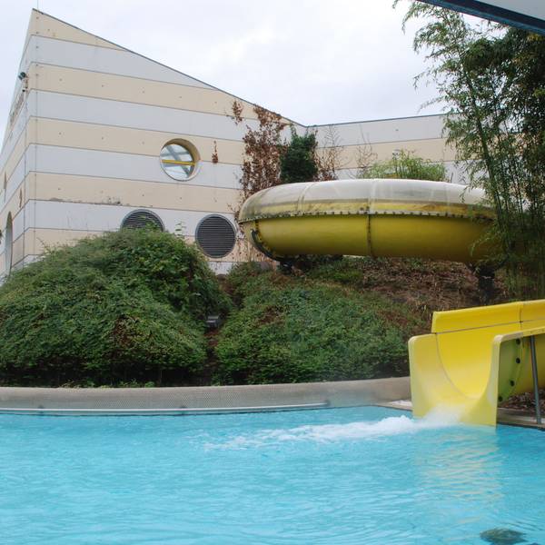 Das Foto zeigt die Wasserrutsche mit dem Landebereich im Außenbecken.