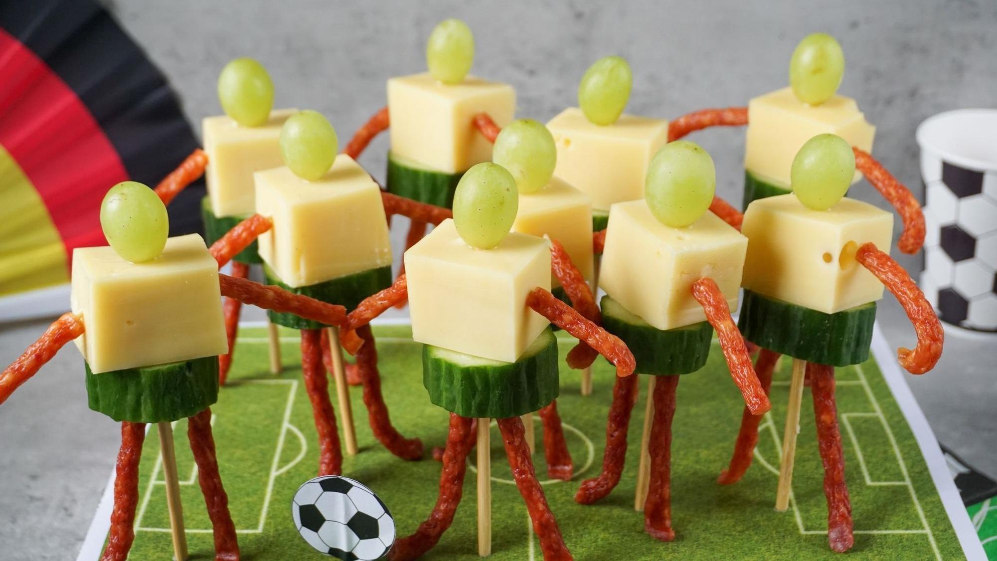 Käse-Trauben-Spieße im Fußballer-Look