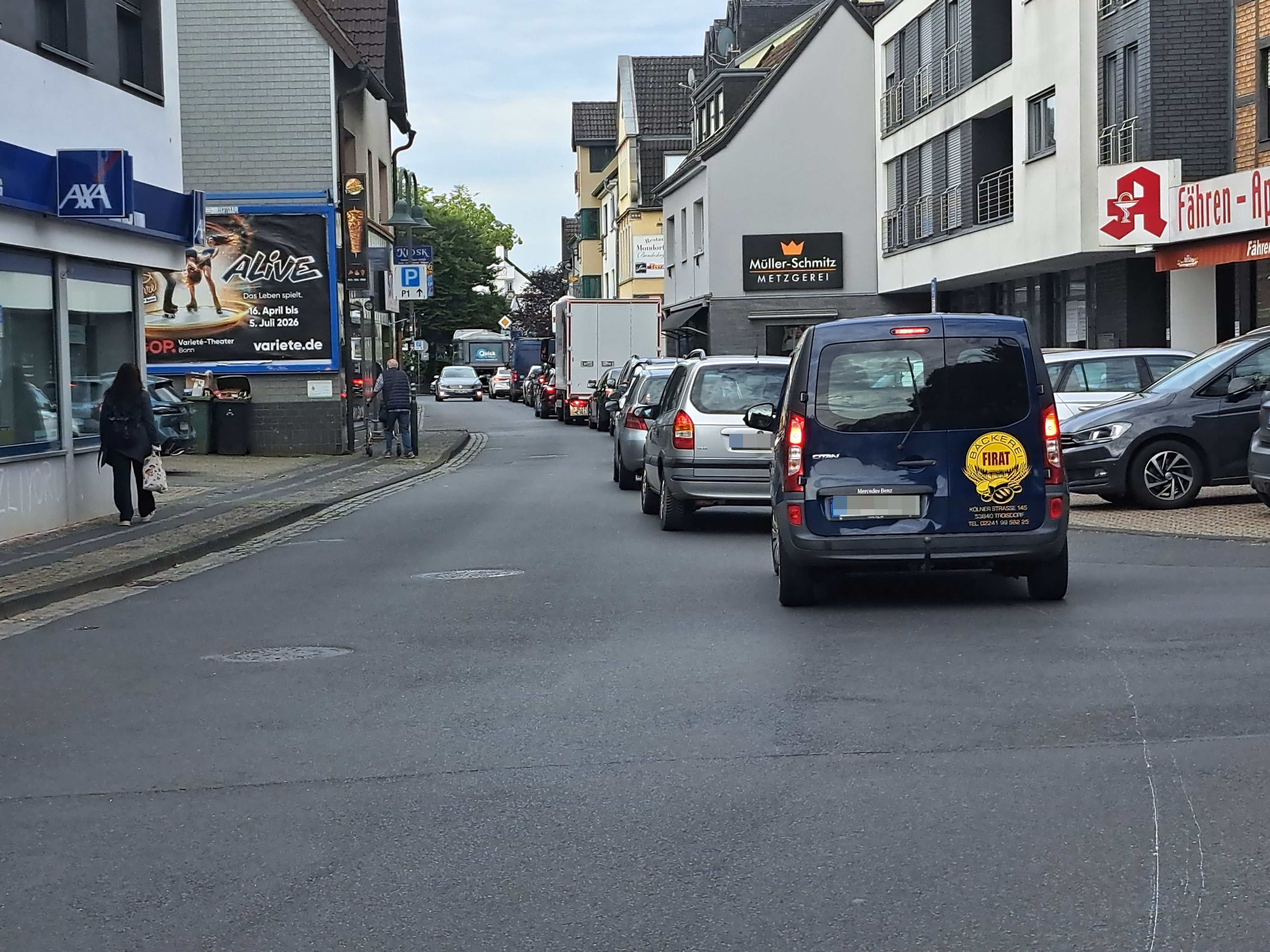 Wegen der Sperrung der Bonner Nordbrücke kommt es auf dem Weg zum Fähranleger in Niederkassel-Mondorf zu erheblichen Staus.