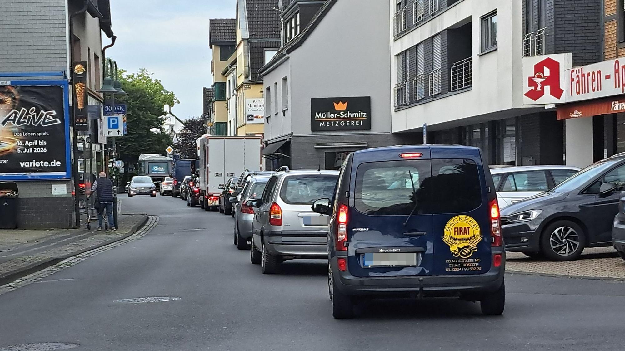 Wegen der Sperrung der Bonner Nordbrücke kommt es auf dem Weg zum Fähranleger in Niederkassel-Mondorf zu erheblichen Staus.