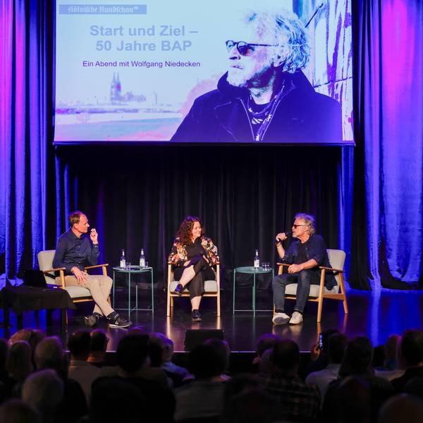 Wolfgang Niedecken (rechts) spricht in der Comedia mit Jens Meifert und Anne Burgmer.