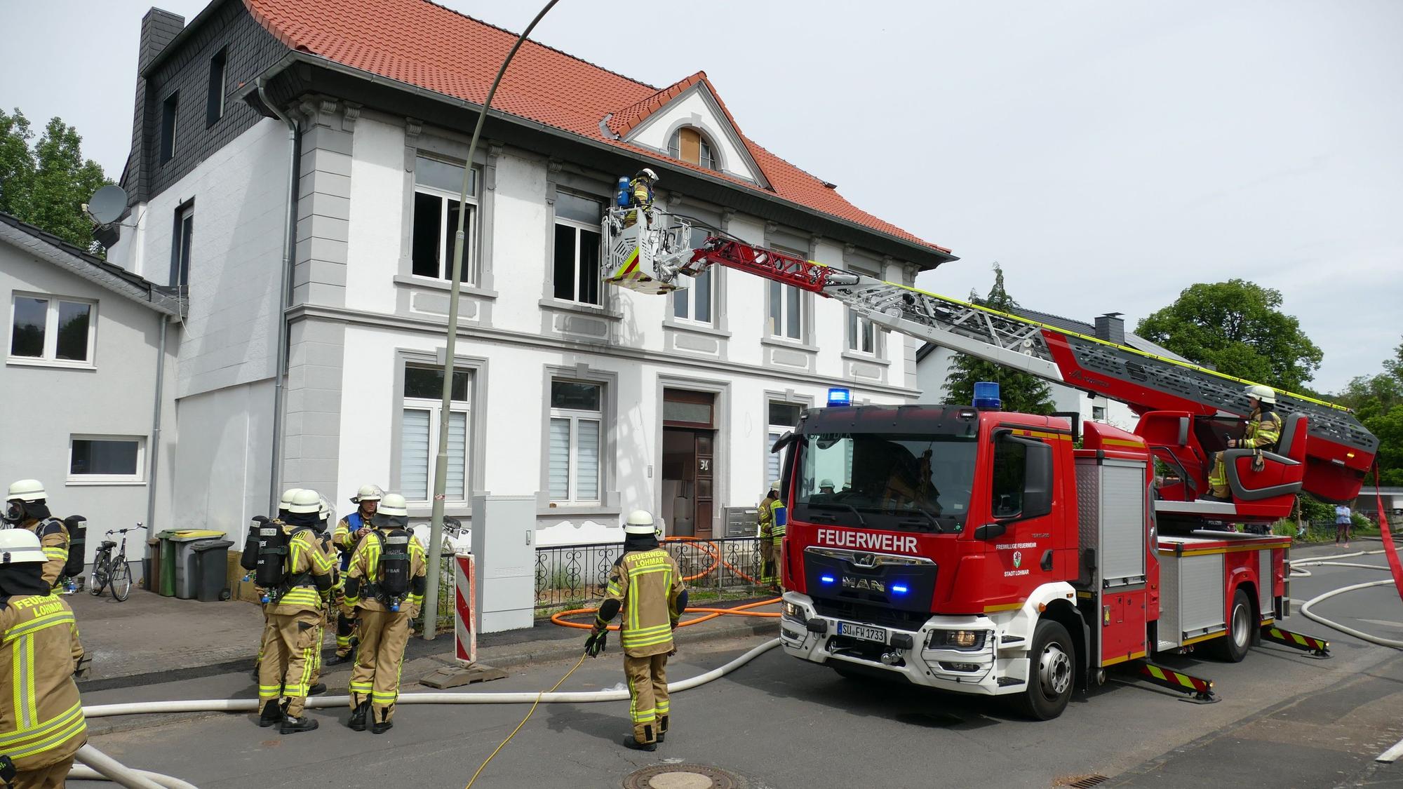 Gebrannt hatte es in der Wohnung links im ersten Obergeschoss.