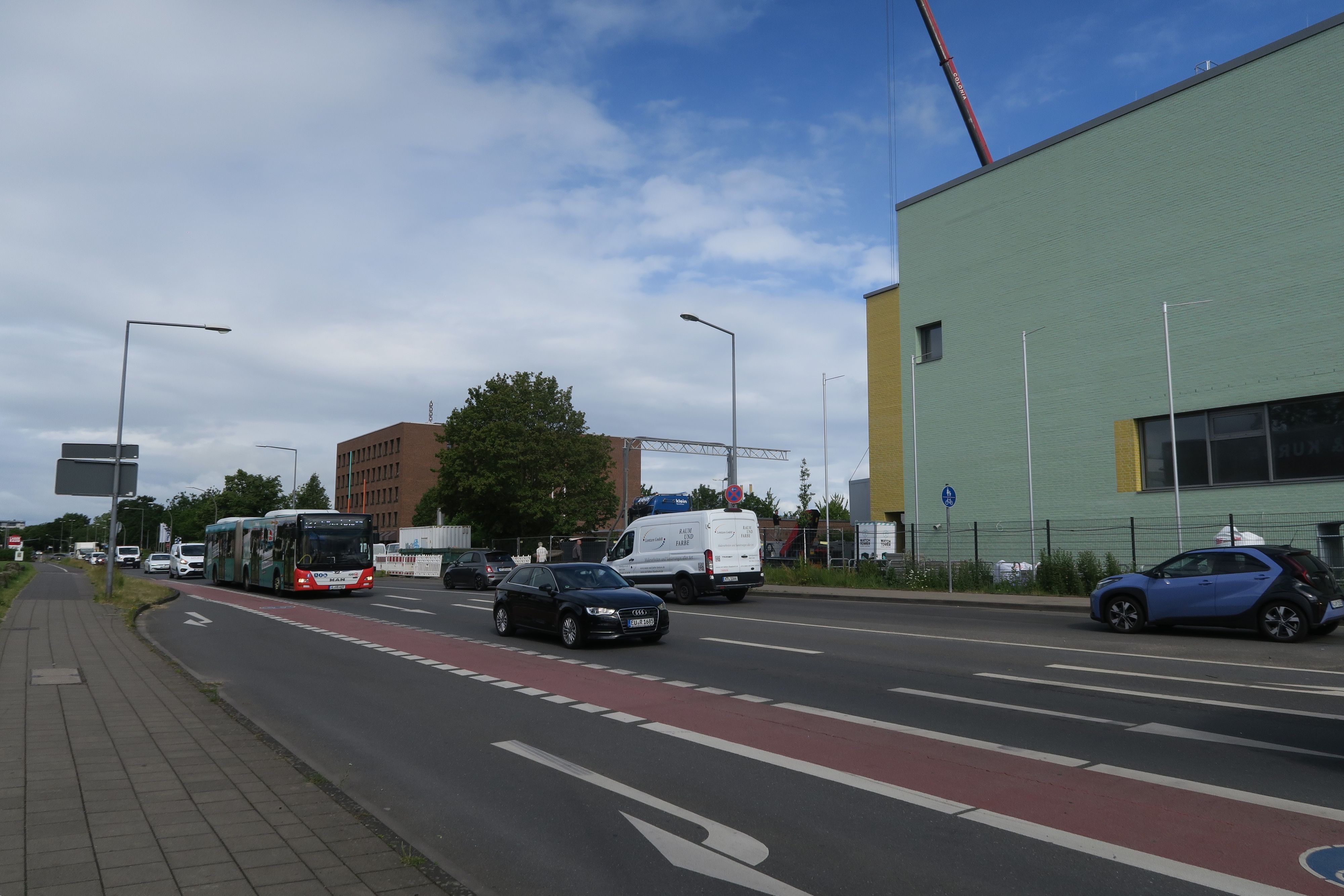 Auf einer mehrspurigen Straße sind verschiedene Fahrspuren mit Pfeilen markiert.