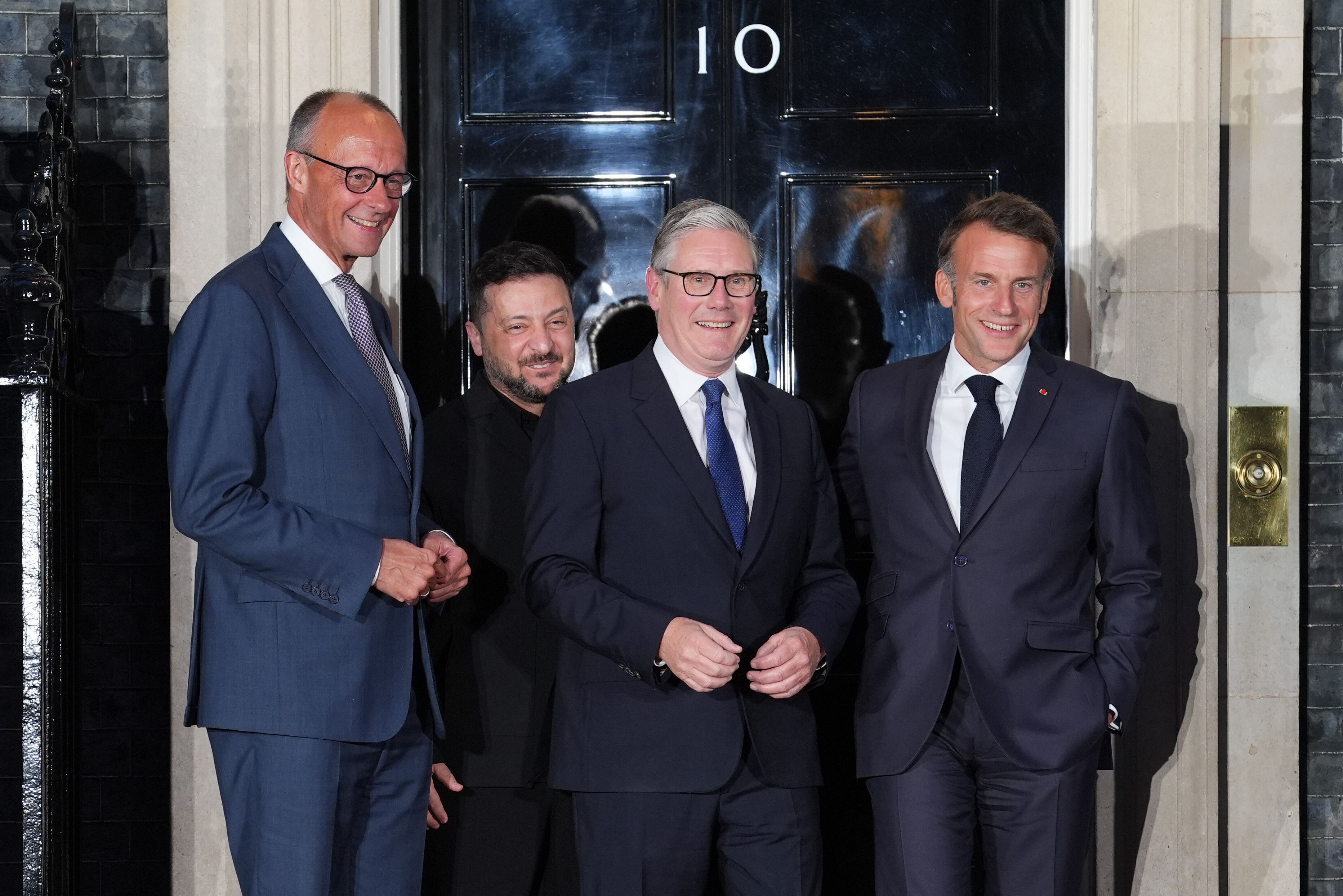Bundeskanzler Friedrich Merz, der ukrainische Präsident Wolodymyr Selenskyj, Premierminister Sir Keir Starmer und Frankreichs Präsident Emmanuel Macron (v.l.n.r.) posieren nach Gesprächen über die weitere Unterstützung und Solidarität mit der Ukraine für ein Foto.