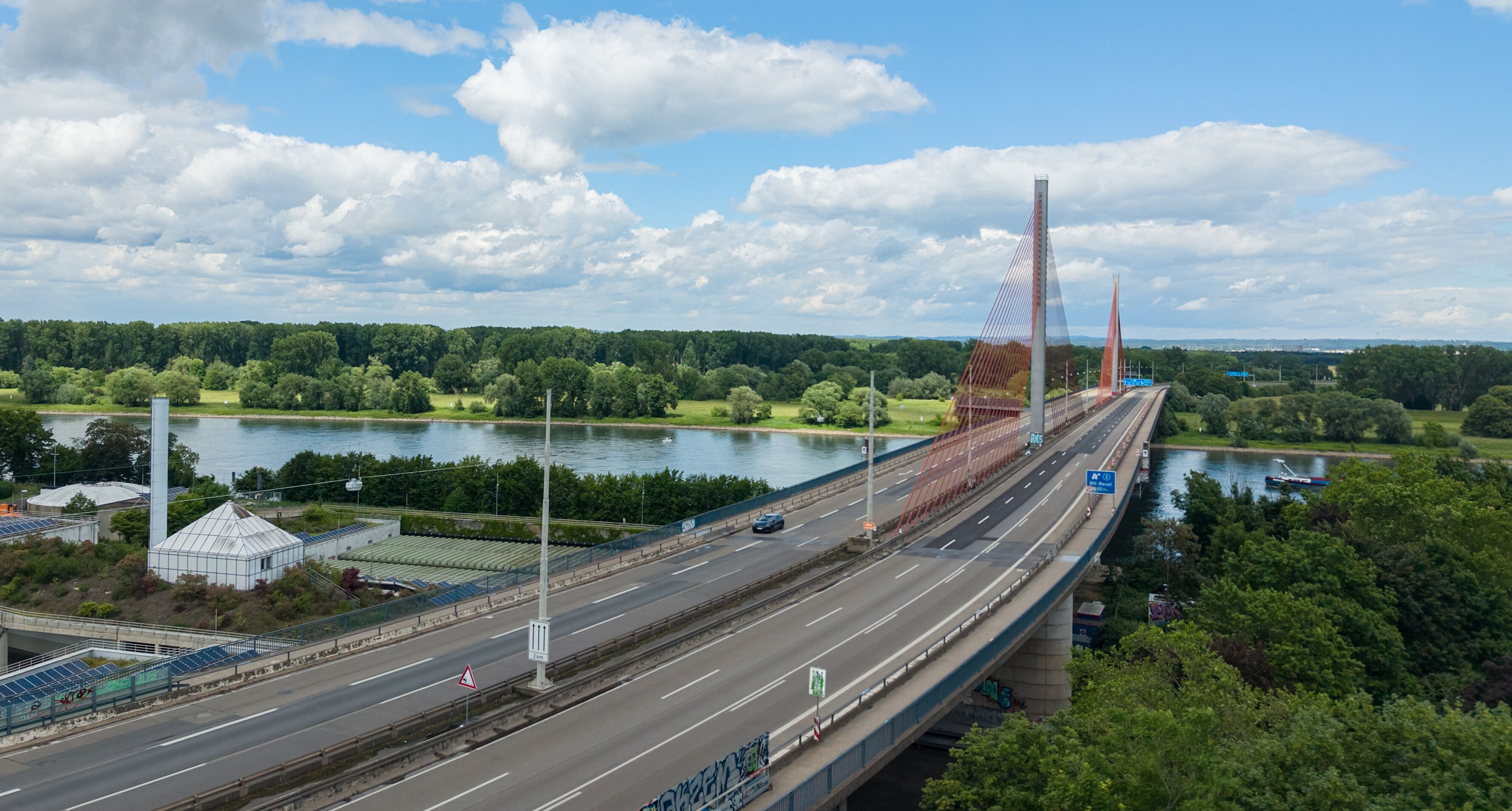 Die gesperrte Friedrich-Ebert-Brücke (Aufnahme mit Drohne). Die Autobahn GmbH rechnet innerhalb der nächsten beiden Wochen mit Ergebnissen, wie es mit der am 03.06.2026 überraschend gesperrten A565-Rheinbrücke in Bonn weitergeht.