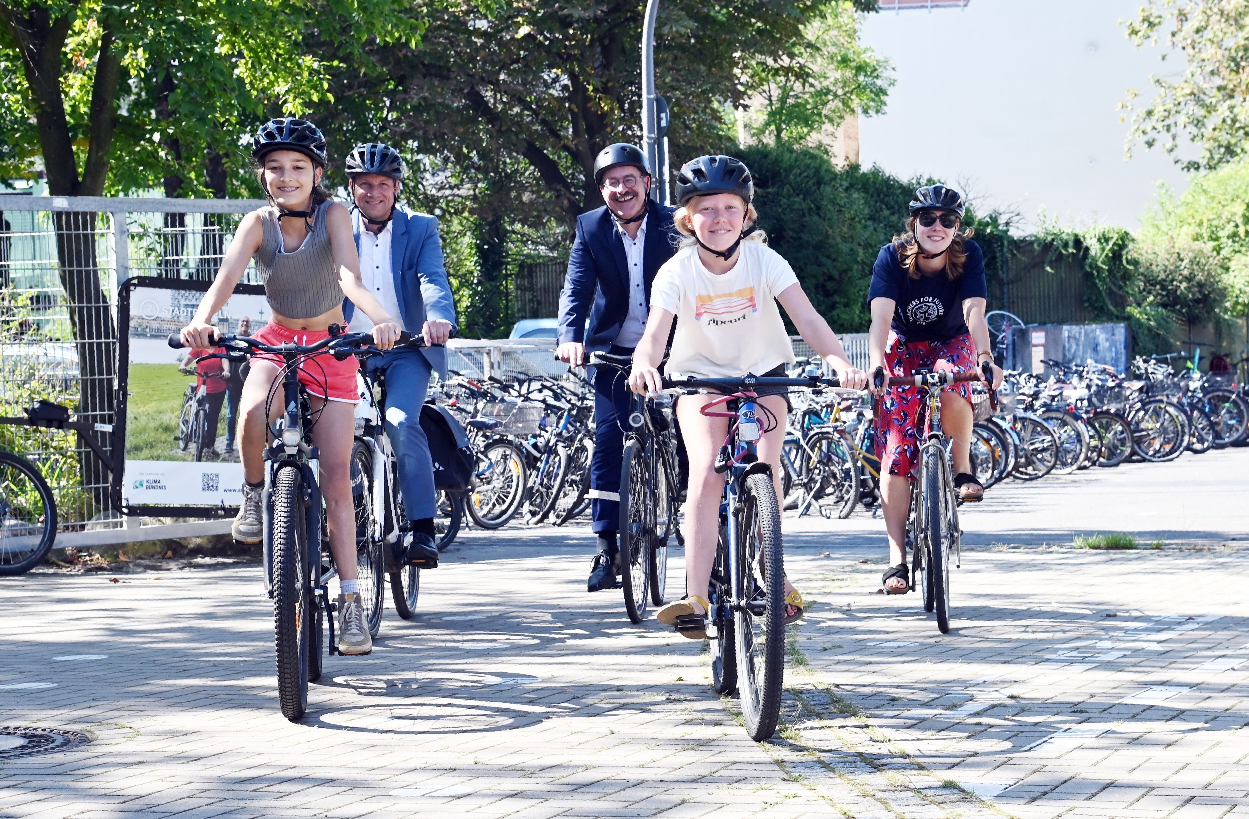 Zwei Schülerinnen, Ascan Egerer, Bruno Zerweck, Lea Fiestelmann fahren Fahrrad.