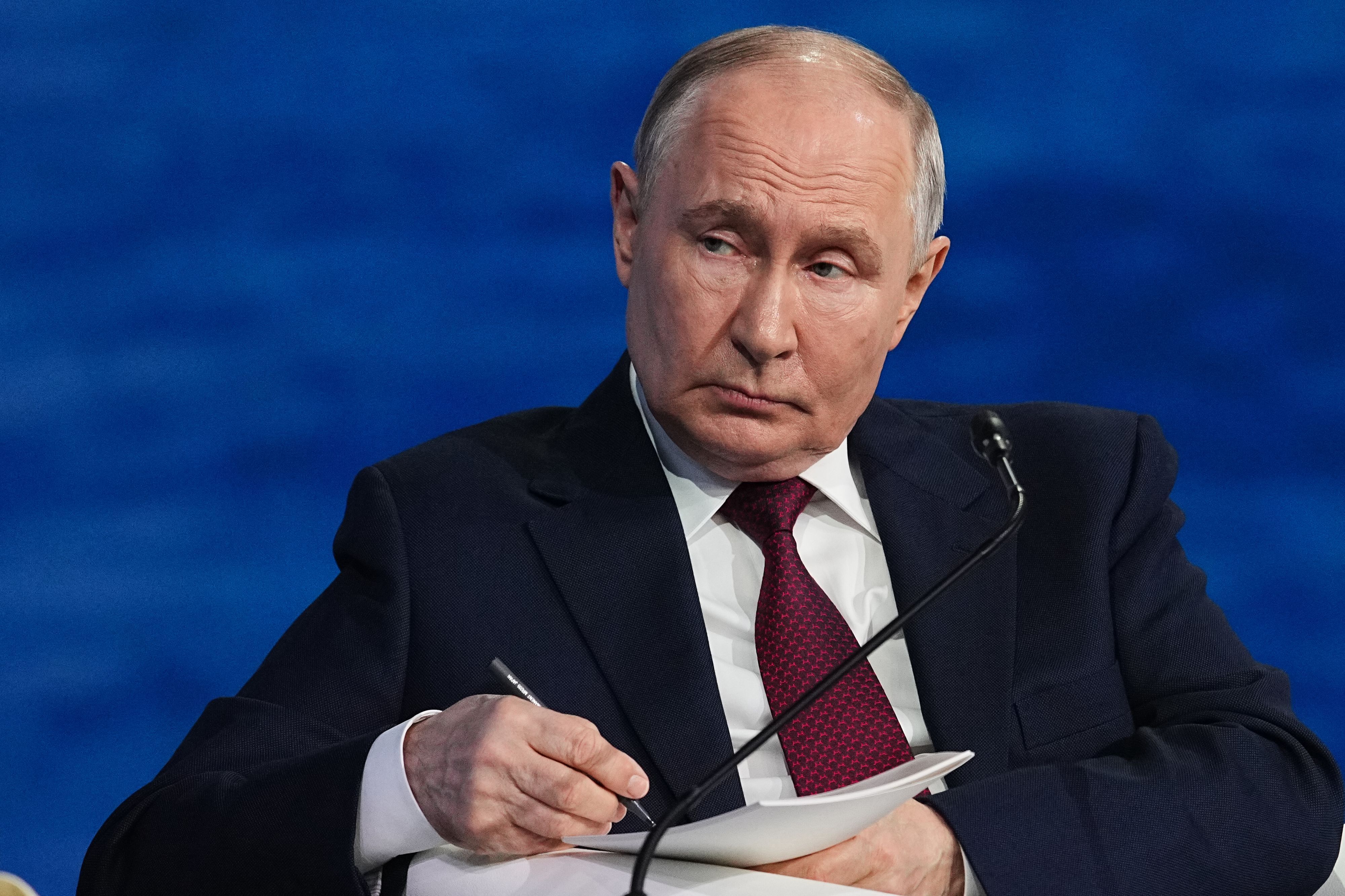 Der russische Präsident Wladimir Putin nimmt an einer Plenarsitzung auf dem Internationalen Wirtschaftsforum teil. (Archivbild)