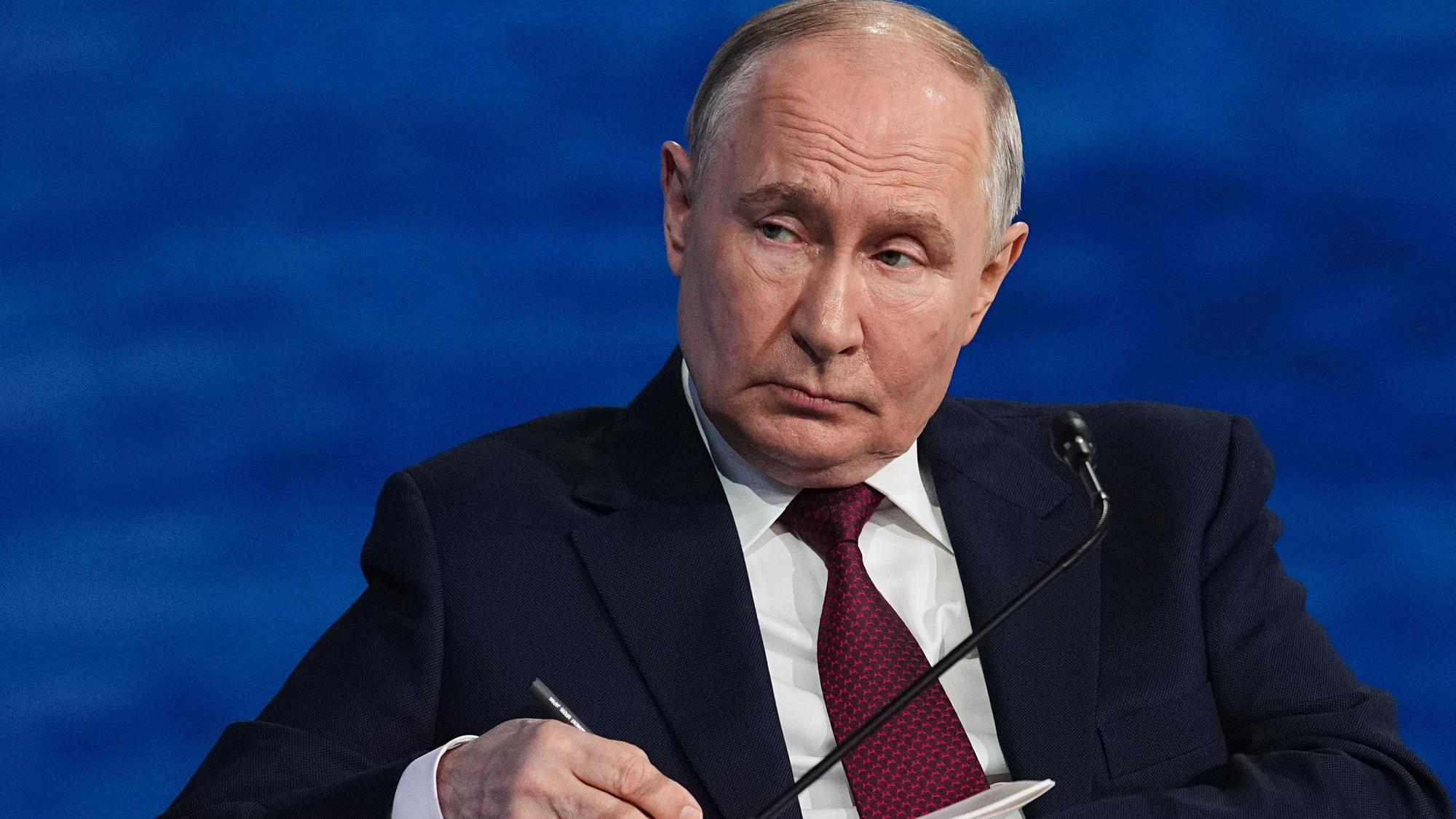 Der russische Präsident Wladimir Putin nimmt an einer Plenarsitzung auf dem Internationalen Wirtschaftsforum teil. (Archivbild)