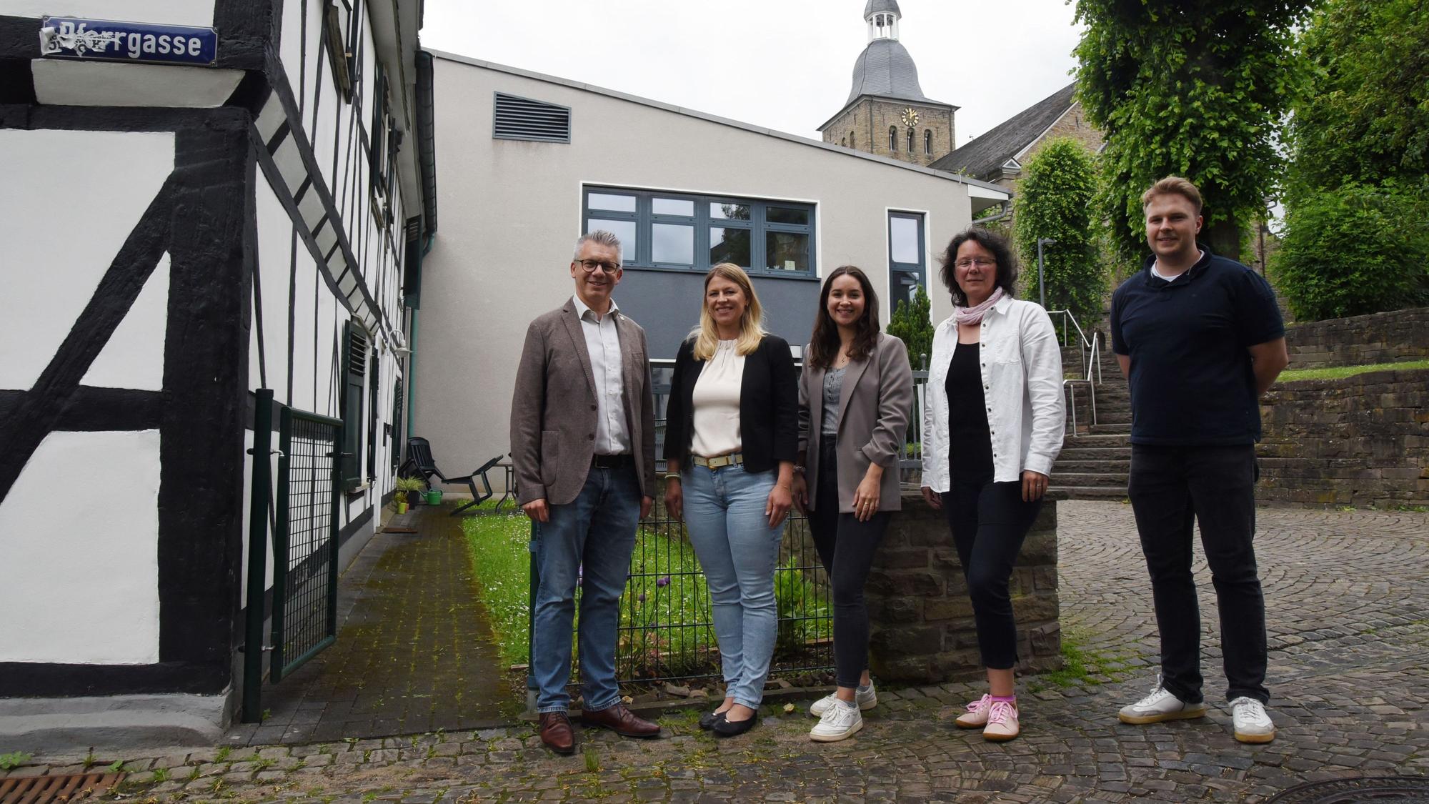 In der Pfarrgasse befindet sich das Büro, das (v.l.) Sven Engelmann, Simone Derr, Lena Lammertz, Nicole Mirgeler und Tim Ertelt vorstellten.