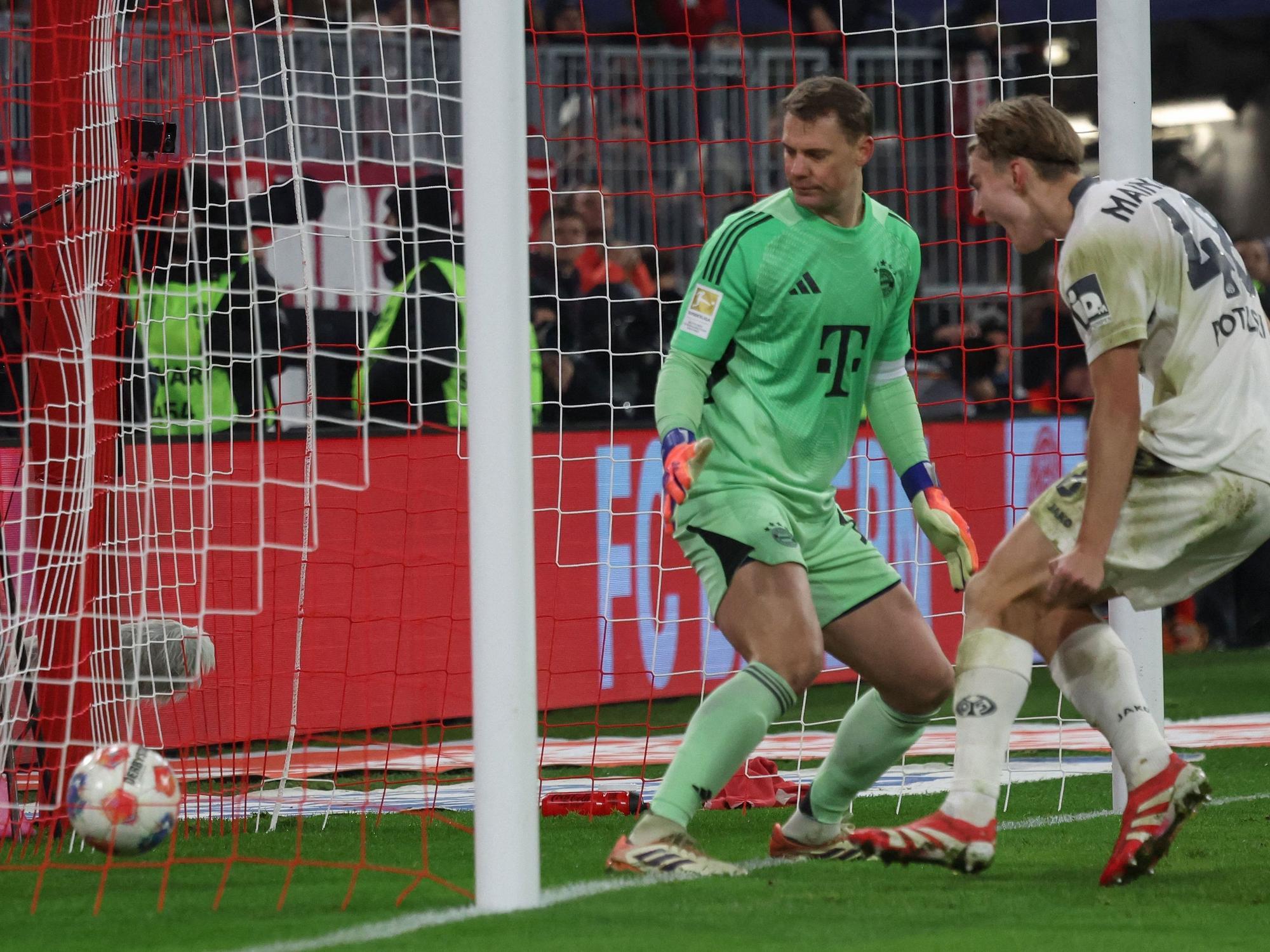 Kacper Potulski (r.) trifft gegen Manuel Neuer