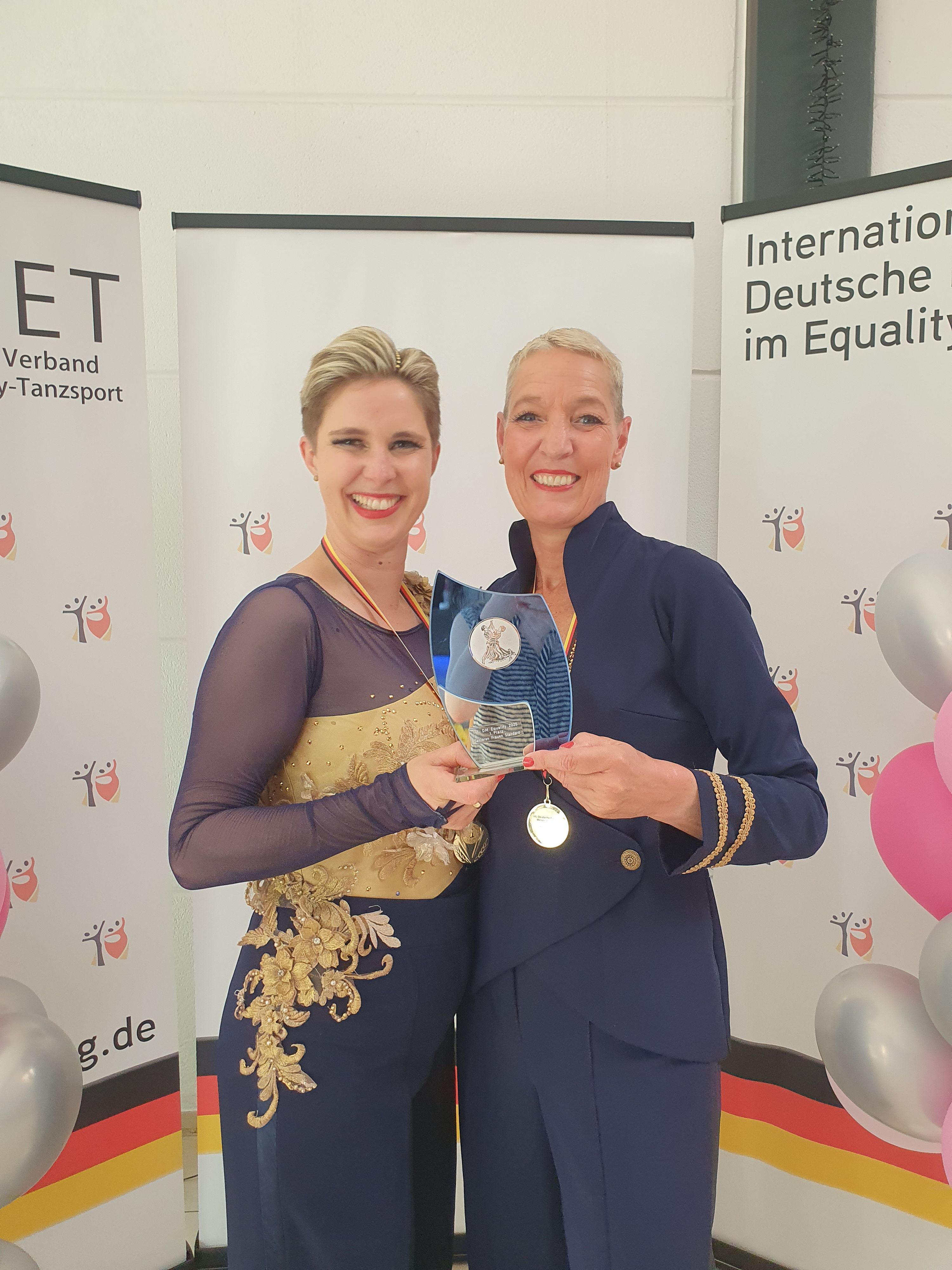 Für Brita und Karolin (l.) Böckenfeld ist der Gewinn des Meisterinnentitels ein großartiger Erfolg.