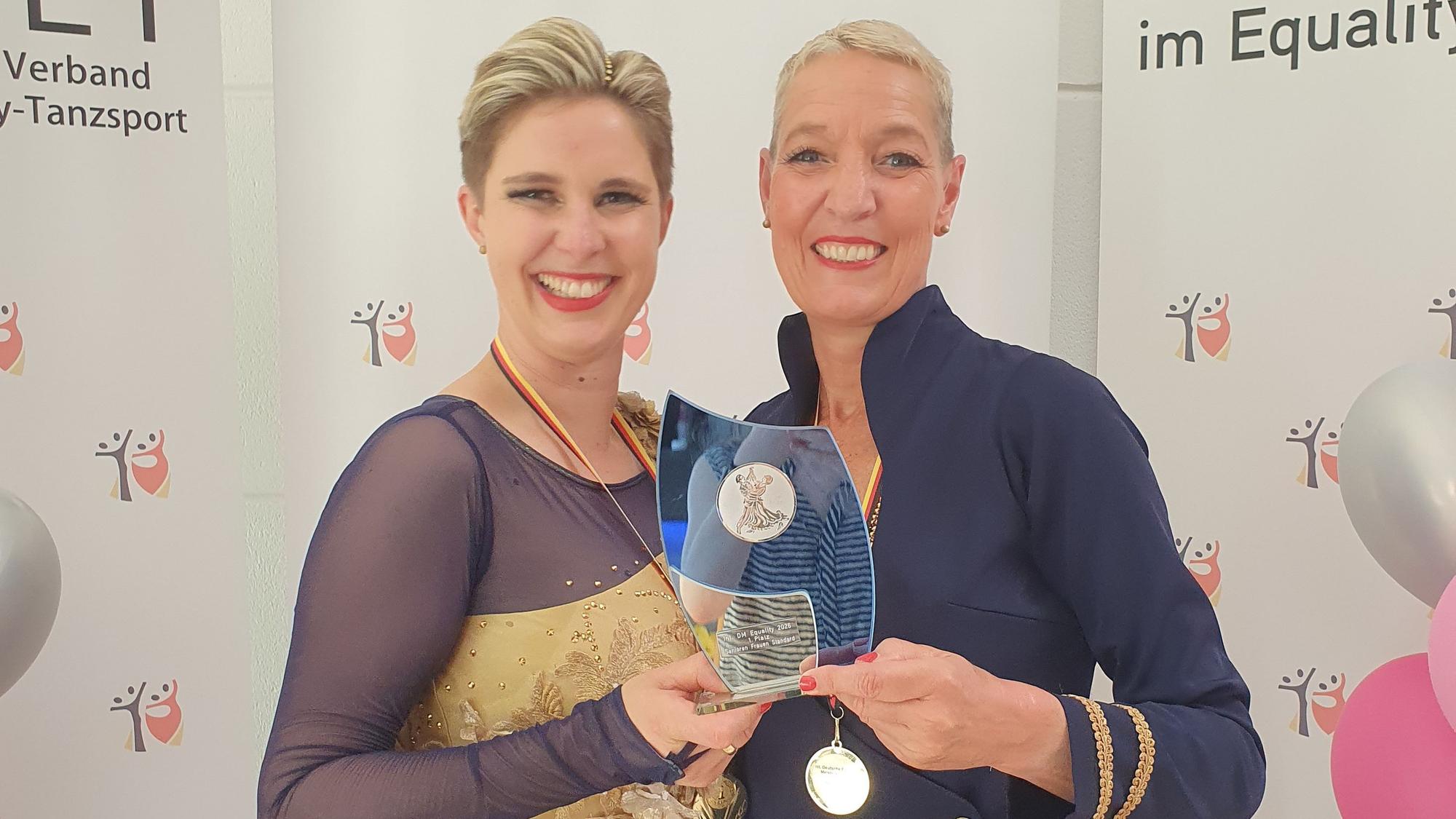 Für Brita und Karolin (l.) Böckenfeld ist der Gewinn des Meisterinnentitels ein großartiger Erfolg.