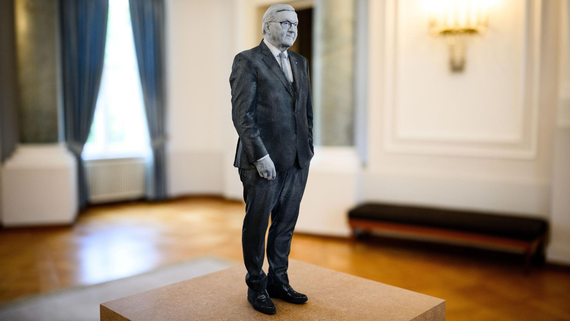 Die Skulptur von Bundespräsident Frank-Walter Steinmeier, ein 3-D-Druck aus Gipsmaterial nach einem 3-D-Farbscan der Künstlerin Karin Sander, steht beim Presserundgang zur Ausstellung „Freiraum Kunst – Akademie der Künste goes Bellevue“ im Schloss Bellevue.