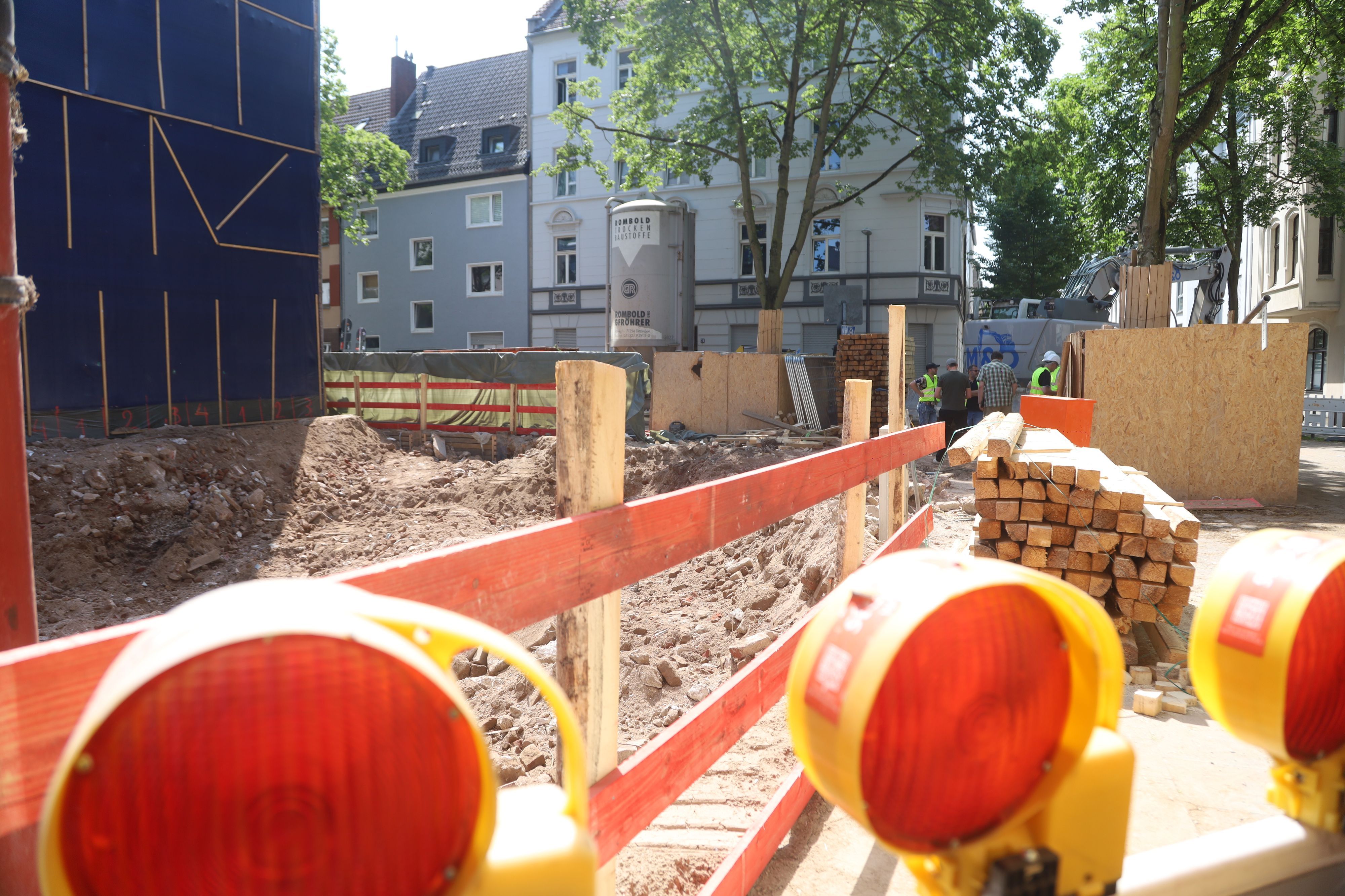 Zwei Wohnhäuser in der Thumbstraße in Kalk waren geräumt worden, nachdem sich ein Riss in einer Fassade gebildet hatte. Als mögliche Ursache gilt die Grube einer benachbarten Baustelle. (Archivbild)
