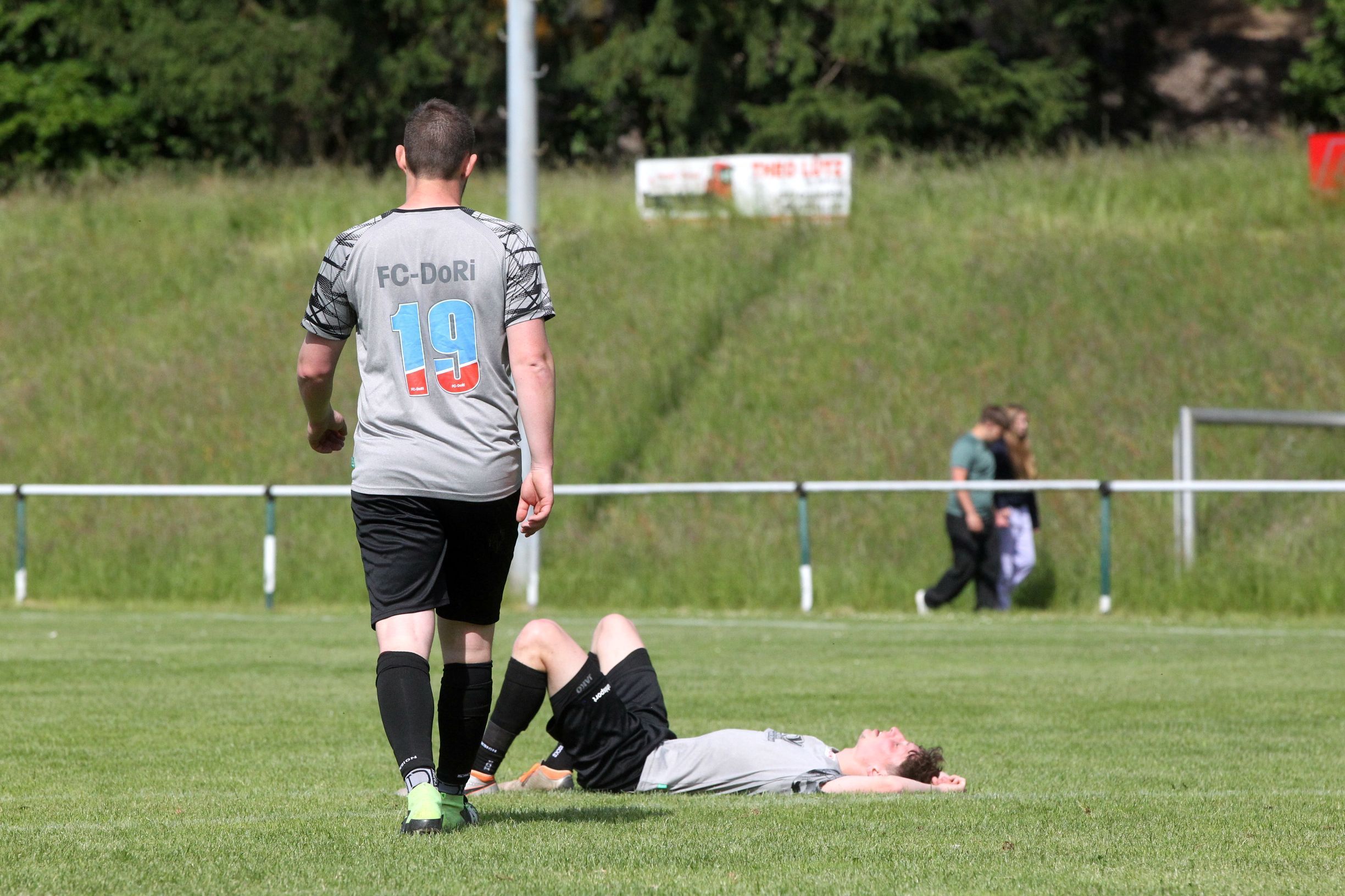 Ein Spieler von Dollendorf-Ripsdorf II liegt enttäuscht auf dem Boden.