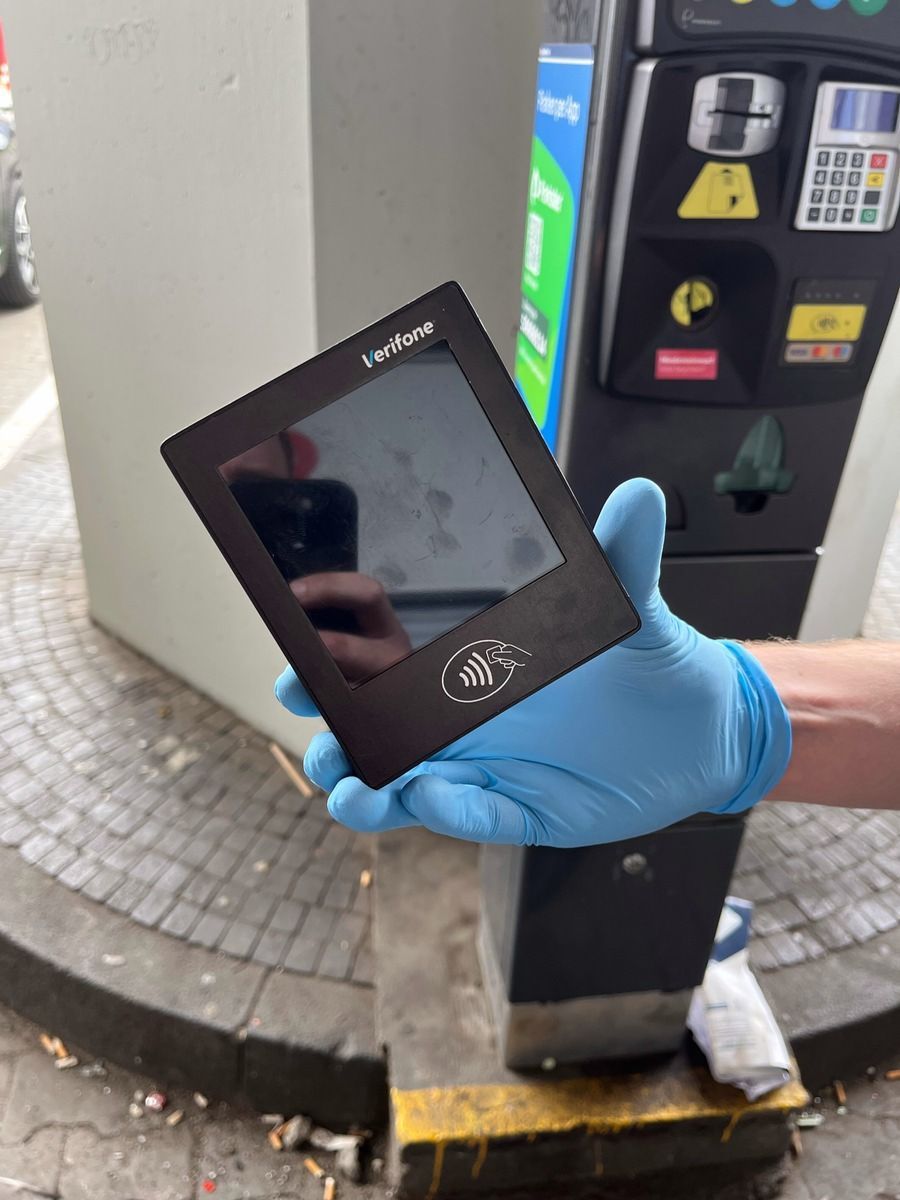 Ein manipuliertes Kartenlesegerät an einem Parkscheinautomaten.