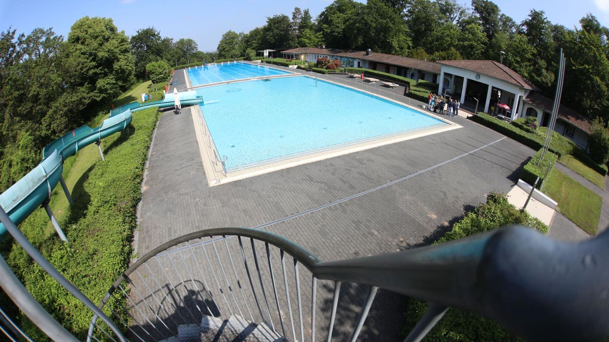 Blick von oben auf ein großes Schwimmbecken.