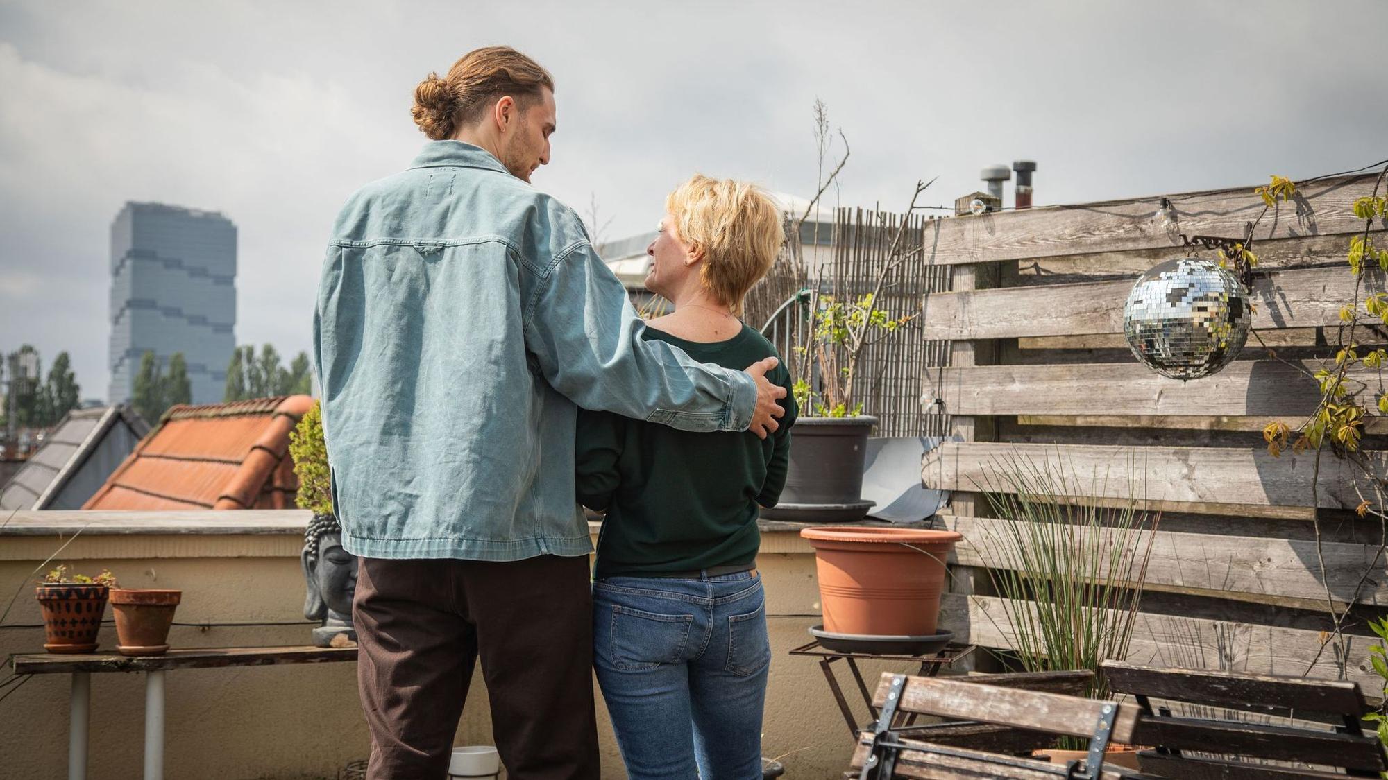 Ein Mann und eine Frau stehen gemeinsam auf einer Terrasse