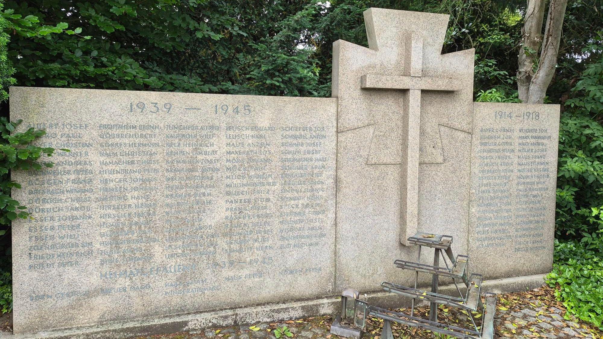 Das Bild zeigt ein Ehrenmal mit Gefallenen des Zweiten Weltkriegs.