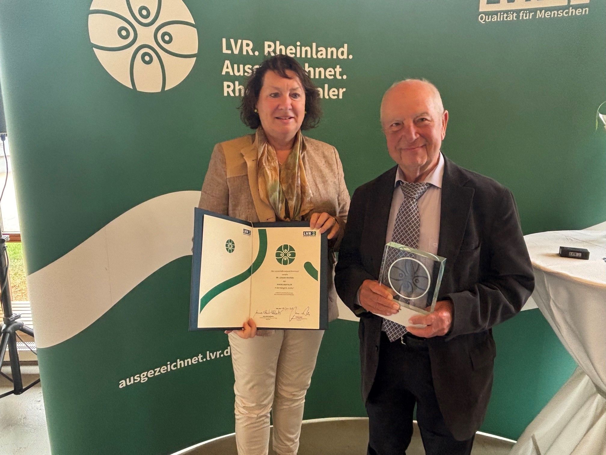 Dr. Jürgen Wegner und Anne Henk-Hollstein stehen nebeneinander.