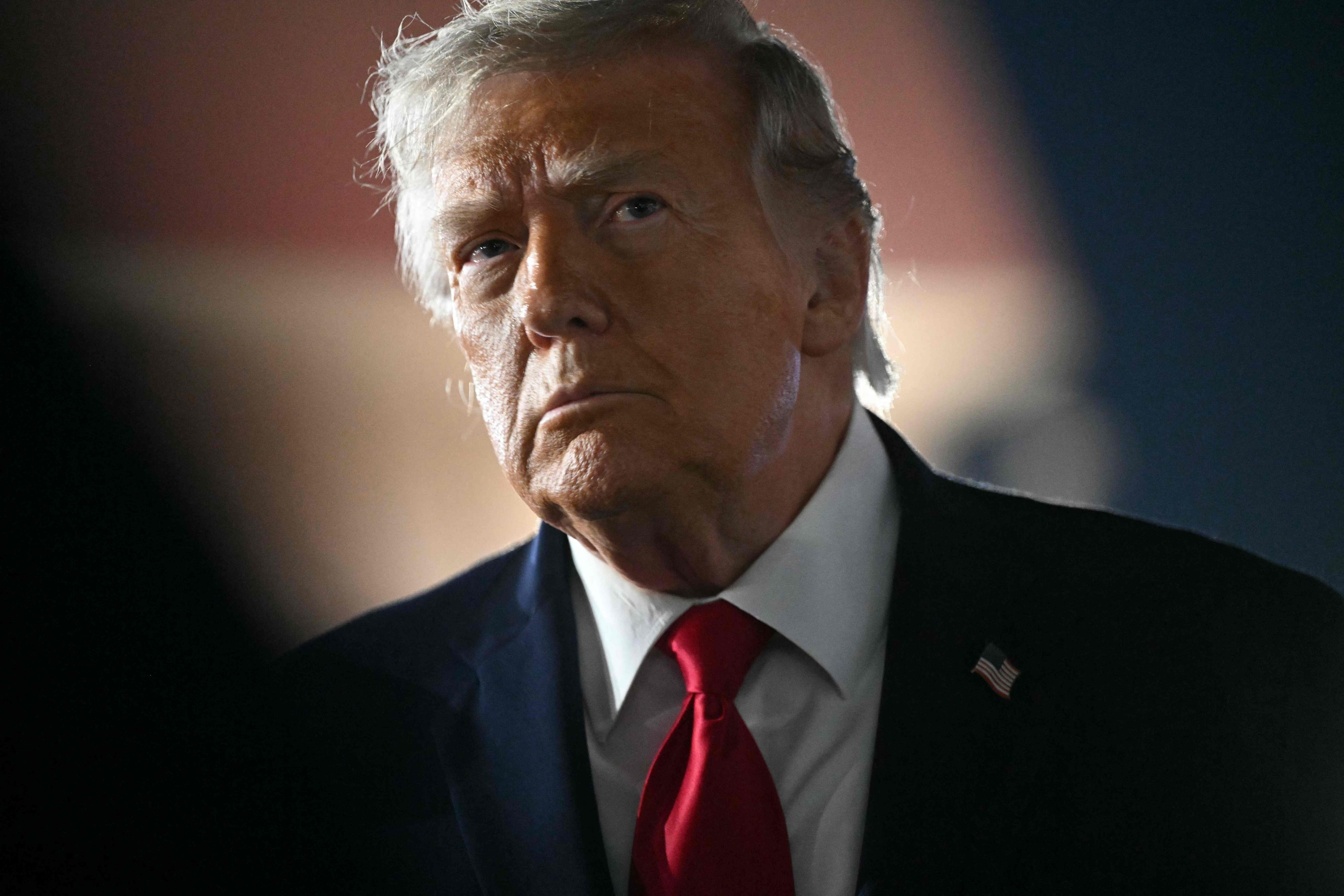 Donald Trump (hier vor der Air Force One im Juni 2026) hat Vergeltungsmaßnahmen angekündigt.