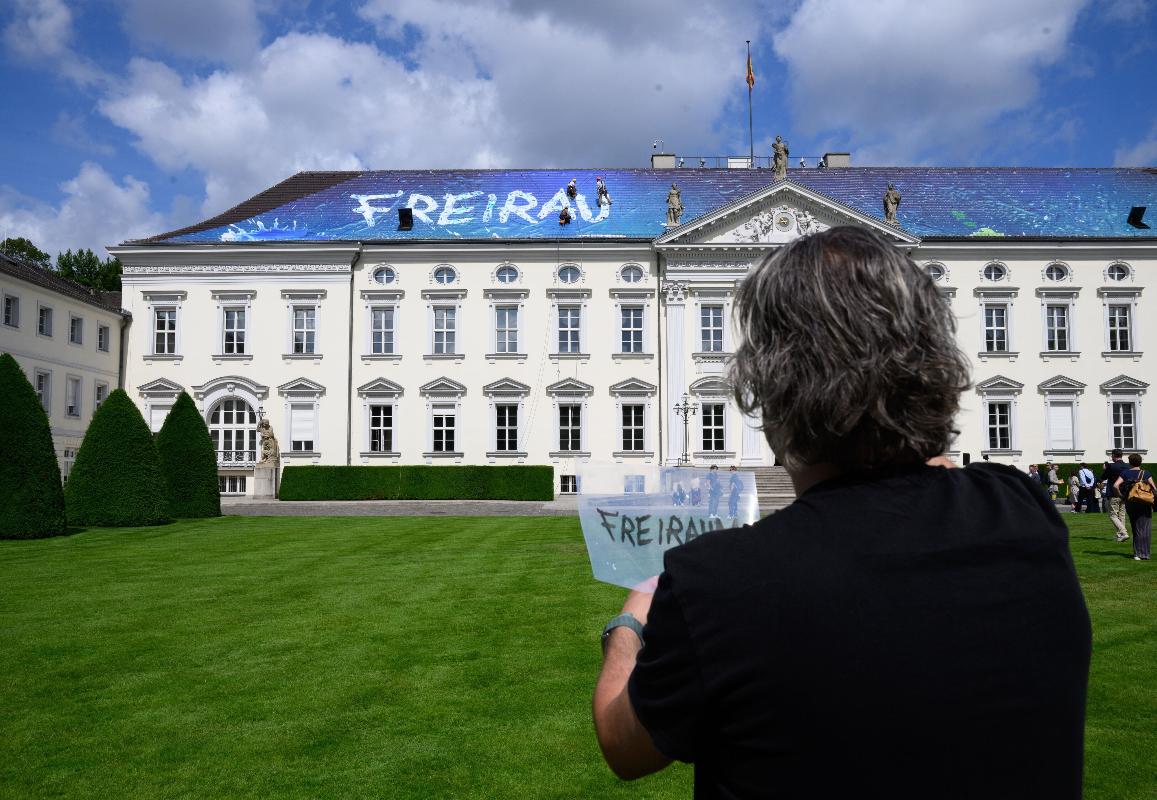 Unter der Schirmherrschaft von Bundespräsident Steinmeier realisiert die Akademie der Künste eine zweiwöchige Ausstellung mit Werken und Beiträgen zahlreicher Akademie-Mitglieder und Berliner Künstler im Schloss Bellevue.
