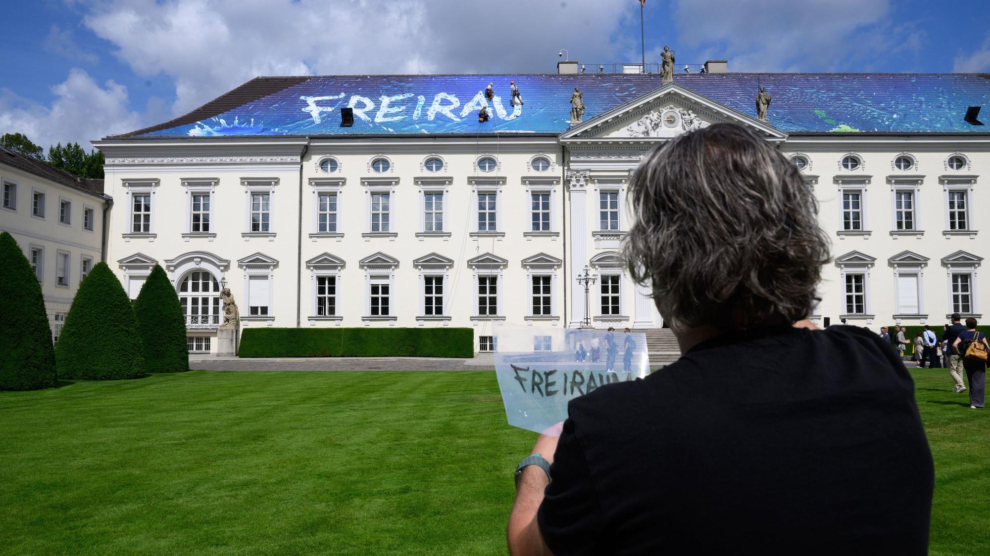 Unter der Schirmherrschaft von Bundespräsident Steinmeier realisiert die Akademie der Künste eine zweiwöchige Ausstellung mit Werken und Beiträgen zahlreicher Akademie-Mitglieder und Berliner Künstler im Schloss Bellevue.