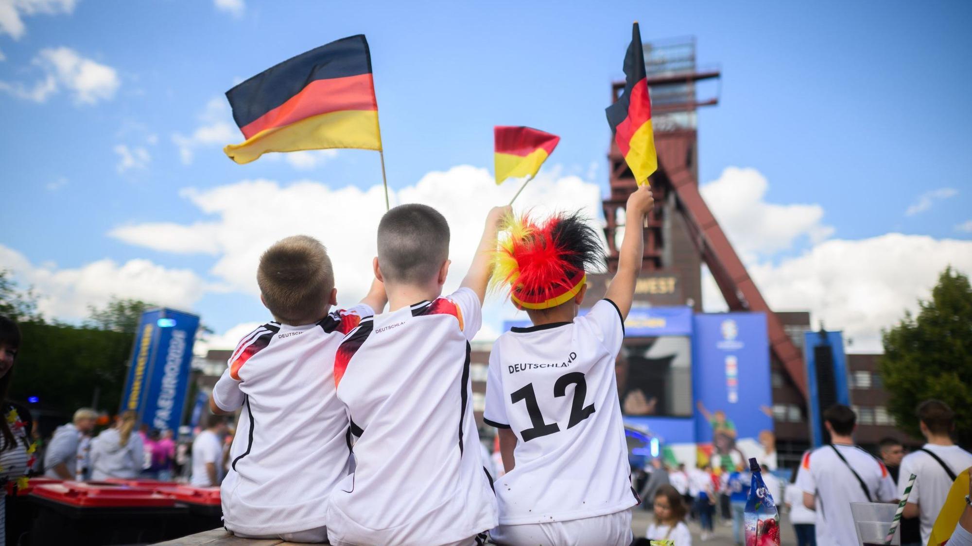 Kinder verfolgen ein Fußball-Spiel beim Public Viewing