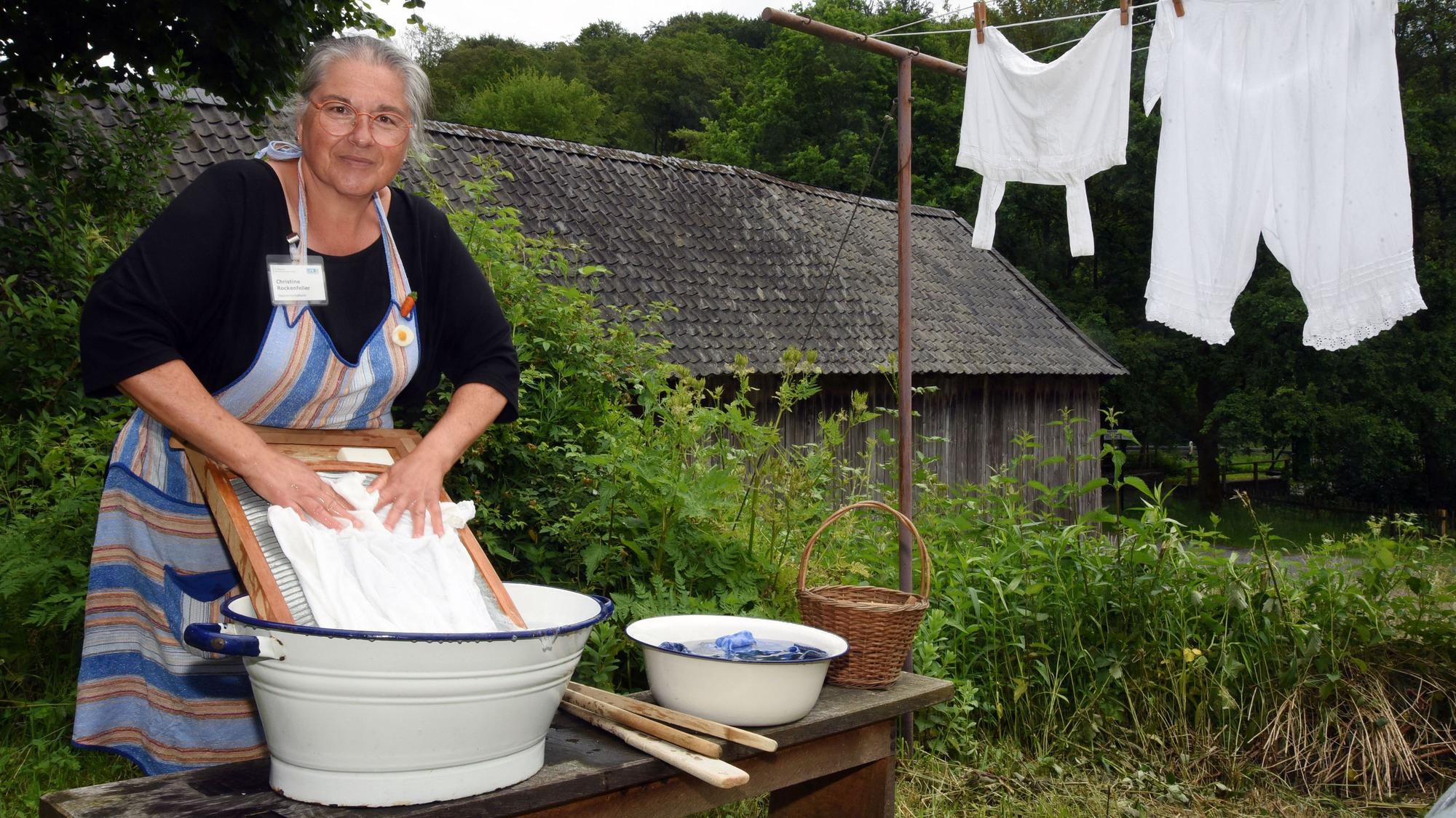 Wie früher die Wäsche gewaschen wurde, demonstriert Christine Rockenfeller.
