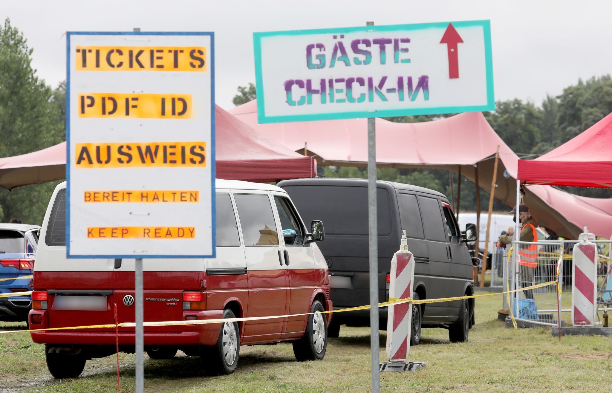 Autos bei der Anfahrt zu einem Festival