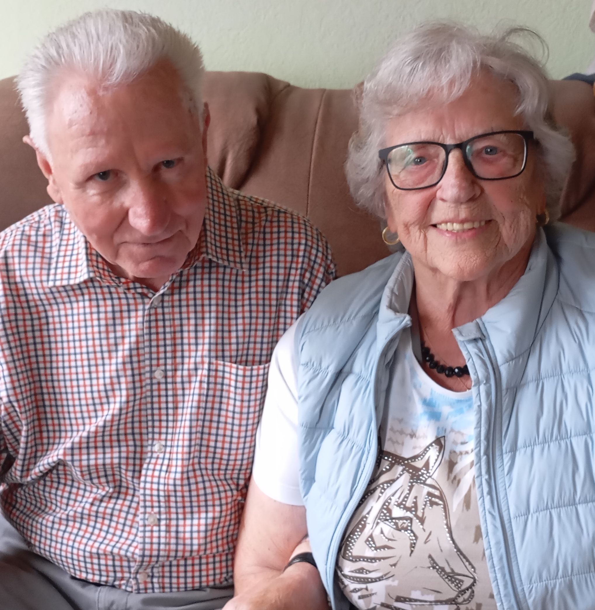 Eine Frau und ein Mann lächeln in die Kamera.