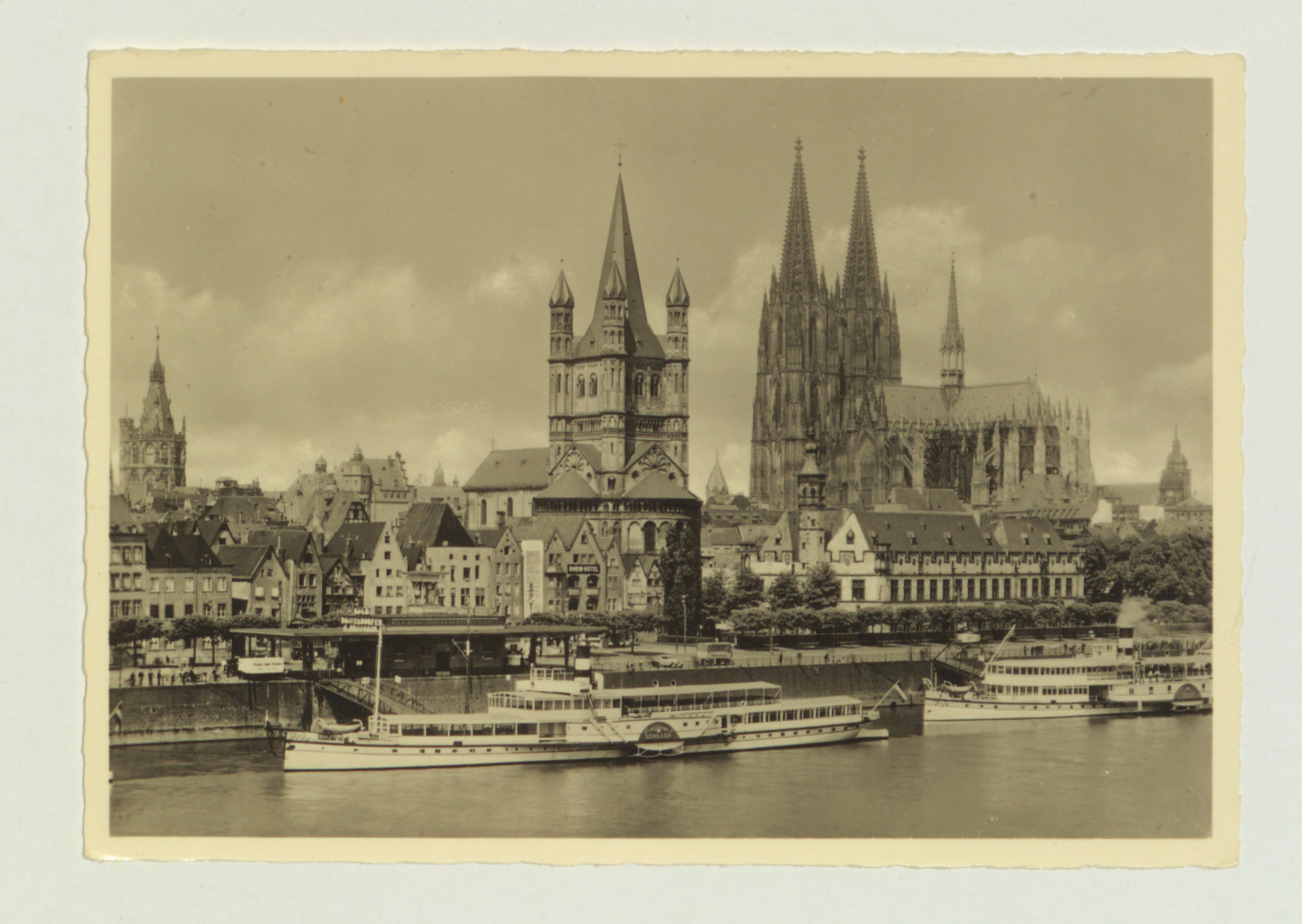 Die „Schiller“, erbaut 1905, vor dem Kölner Rheinufer