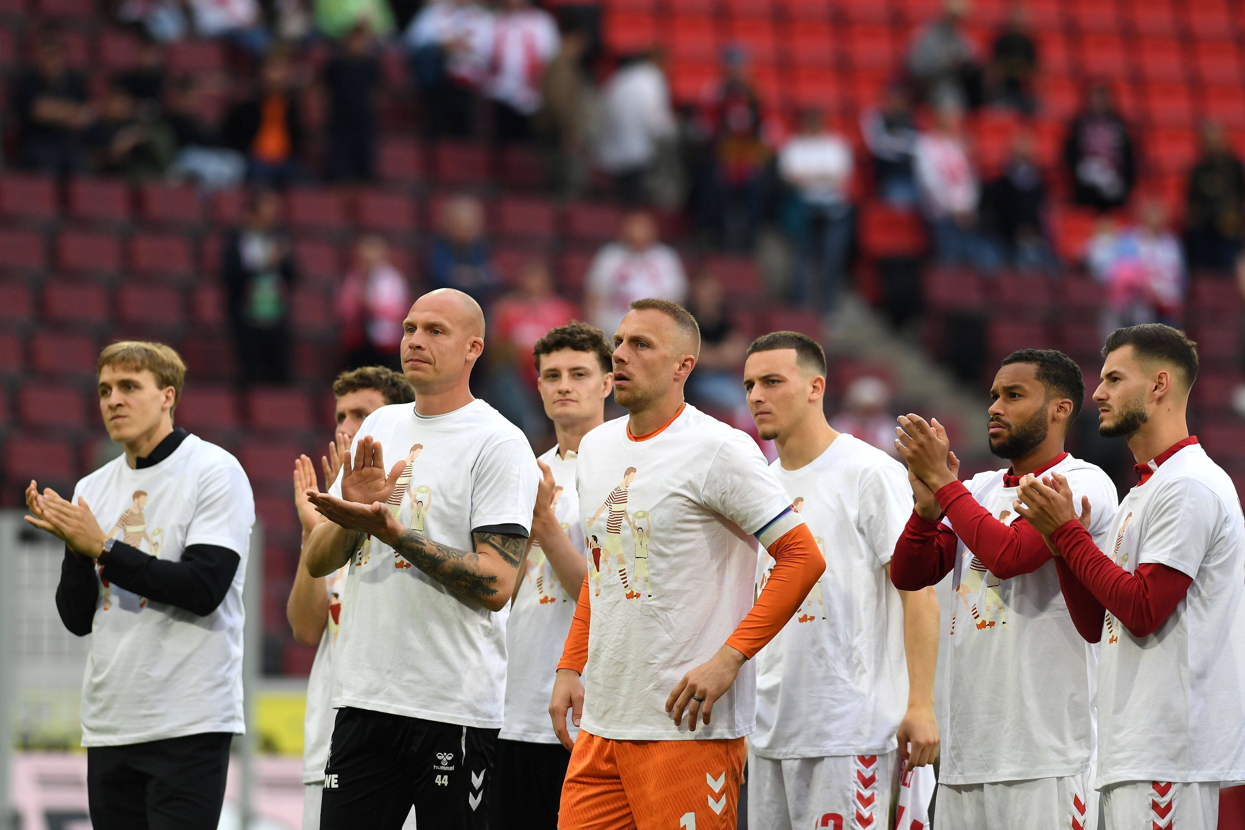 Die Mannschaft des 1. FC Köln verabschiedet sich im Rhein-Energie-Stadion nach dem letzten Heimspiel von den FC-Fans.