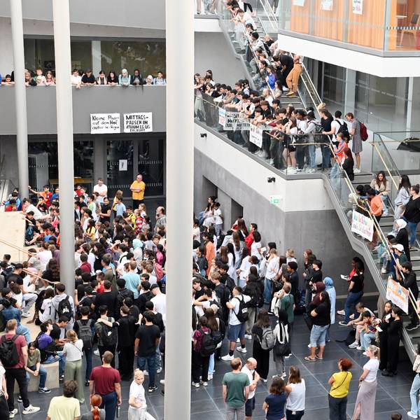 Schüler des Genoveva-Gymnasiums während einer Demonstration im Jahr 2024