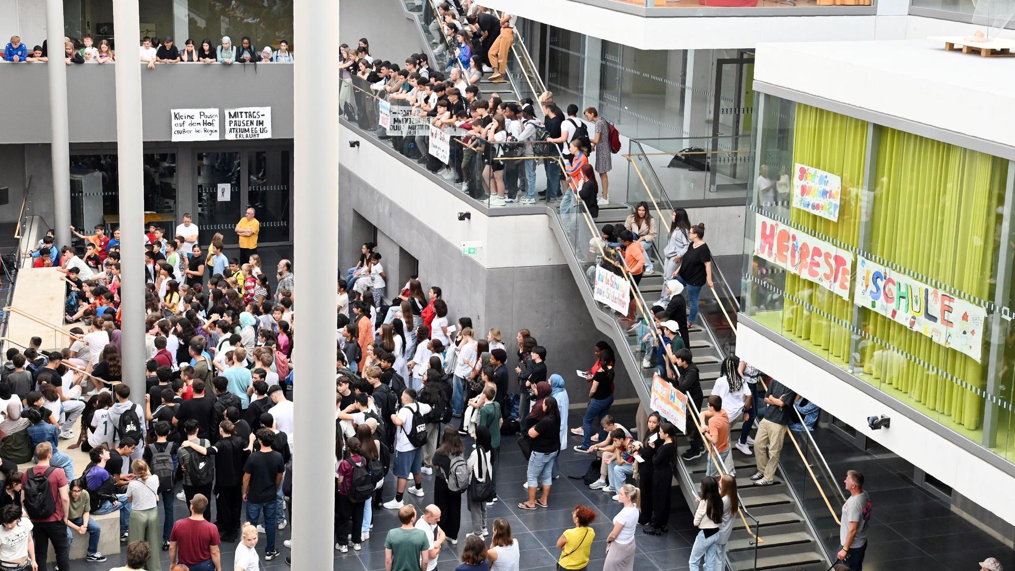 Schüler des Genoveva-Gymnasiums während einer Demonstration im Jahr 2024