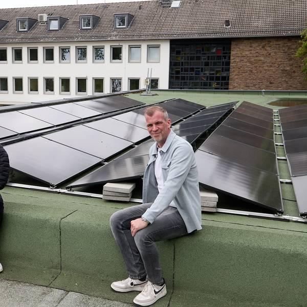 Norbert Crump und Jens Berbuir sitzen an der Photovoltaikanlage auf dem Dach des Feuerwehrgerätehauses.
