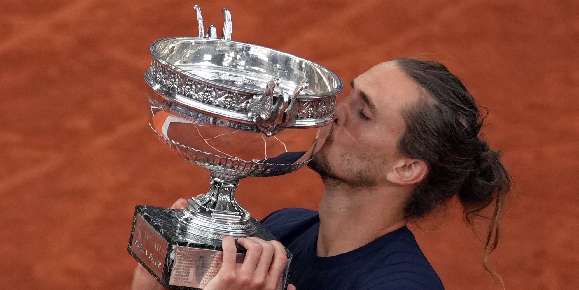Alexander Zverev aus Deutschland jubelt mit der Trophäe auf dem Podium, nachdem er das Finale der French Open gewonnen hat.
