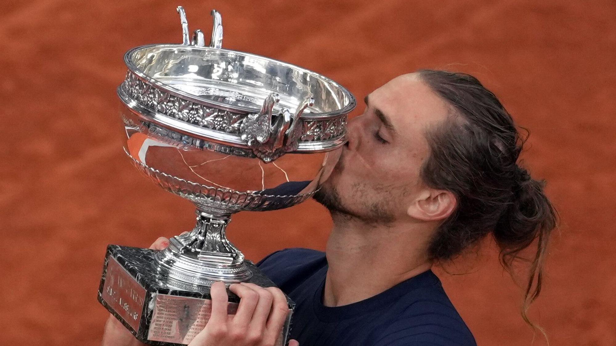 Alexander Zverev aus Deutschland jubelt mit der Trophäe auf dem Podium, nachdem er das Finale der French Open gewonnen hat.