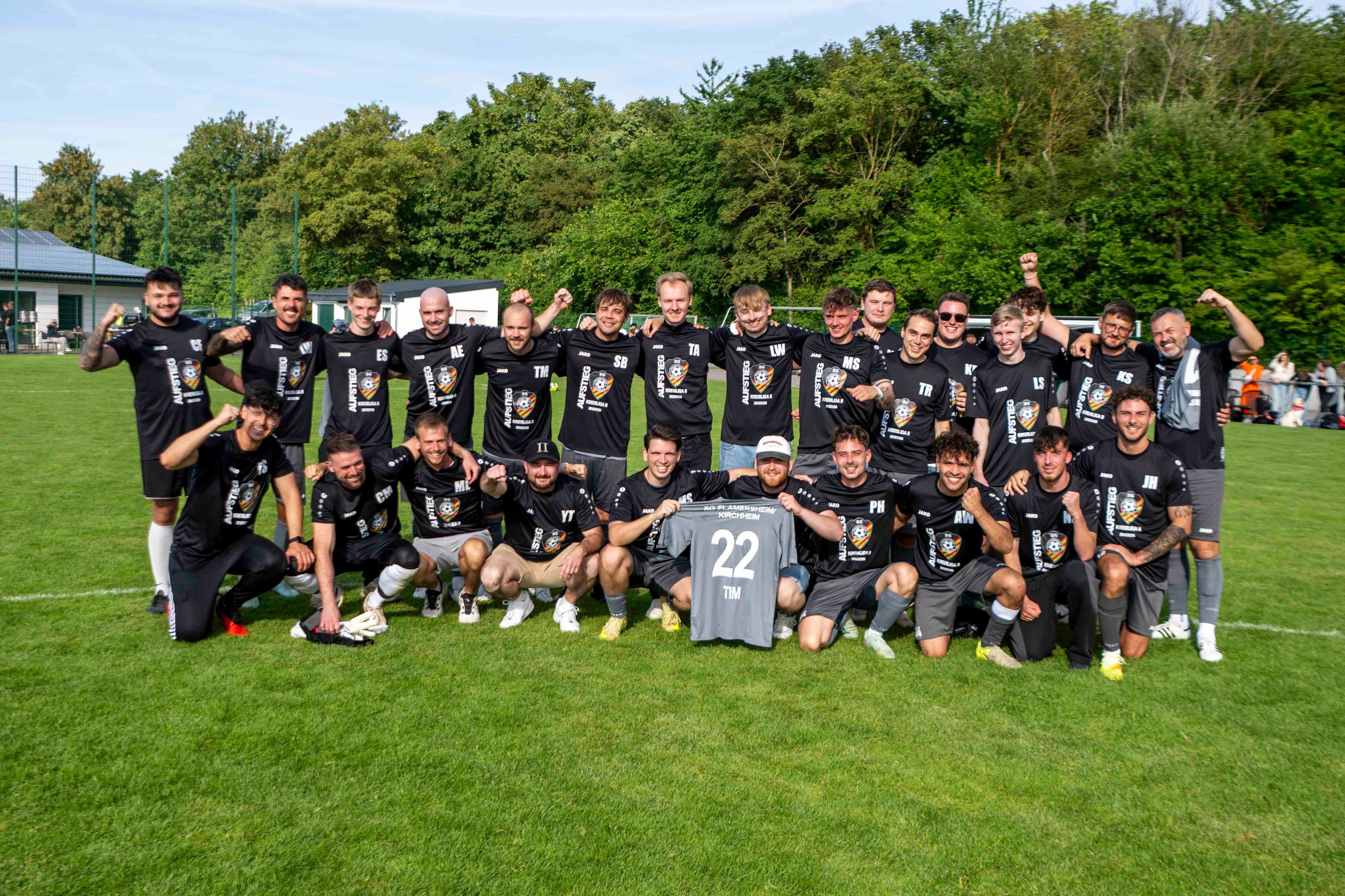 Das Aufstiegsbild der SG Flamersheim/Kirchheim II. Das Trikot mit der Nr. 22 wird präsentiert.