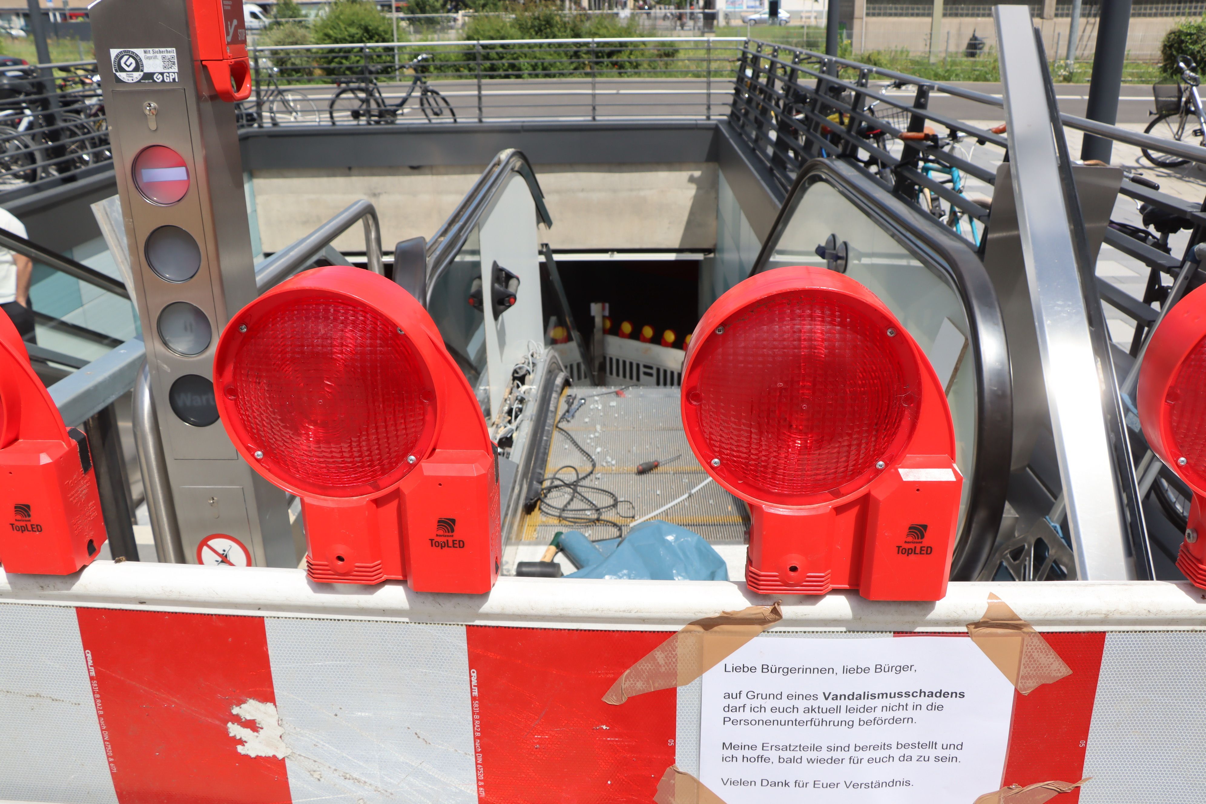 Der Zugang zur Rolltreppe am Bahnhof in Wesseling ist gesperrt.