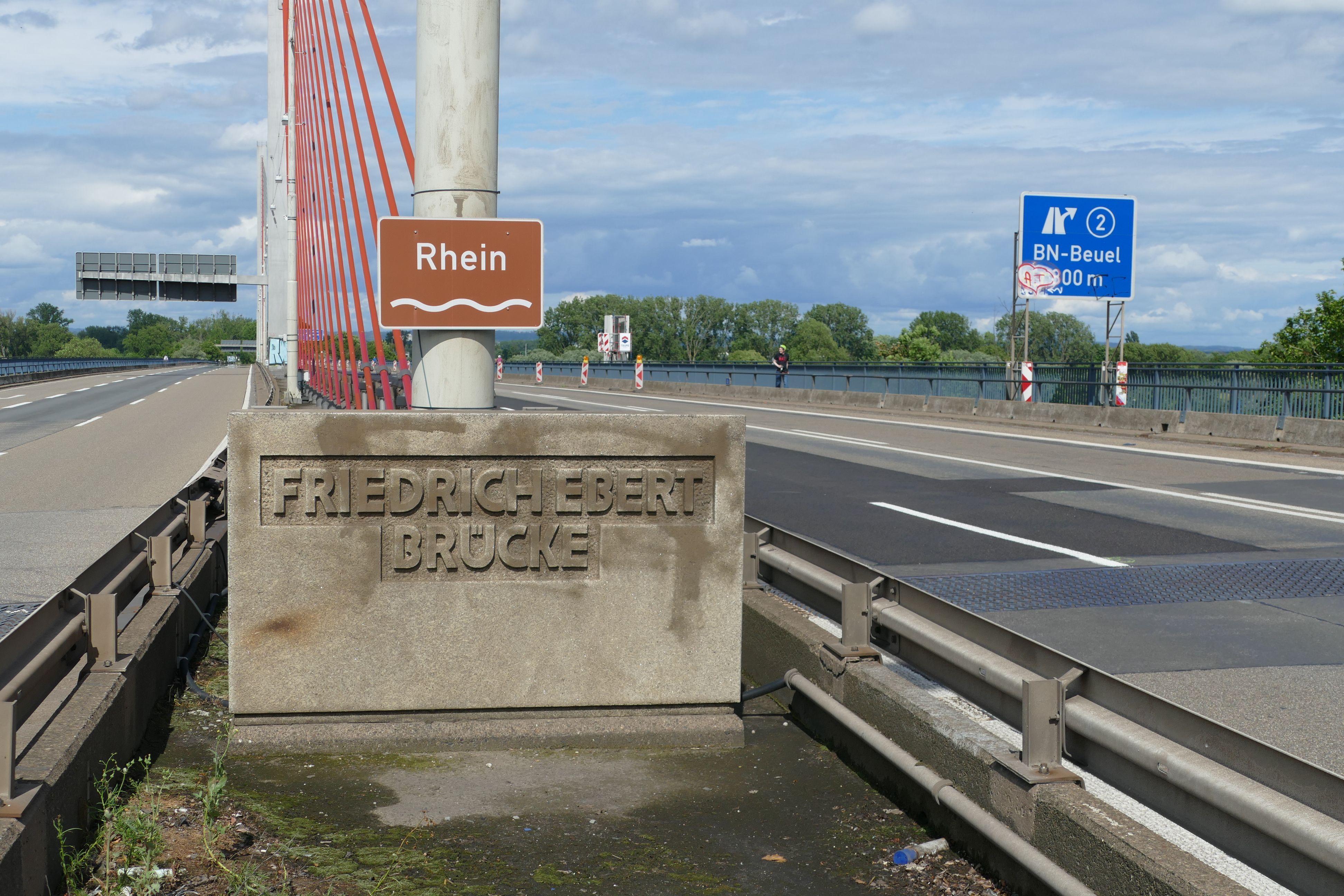 Die Bonner Brücke ist gesperrt.