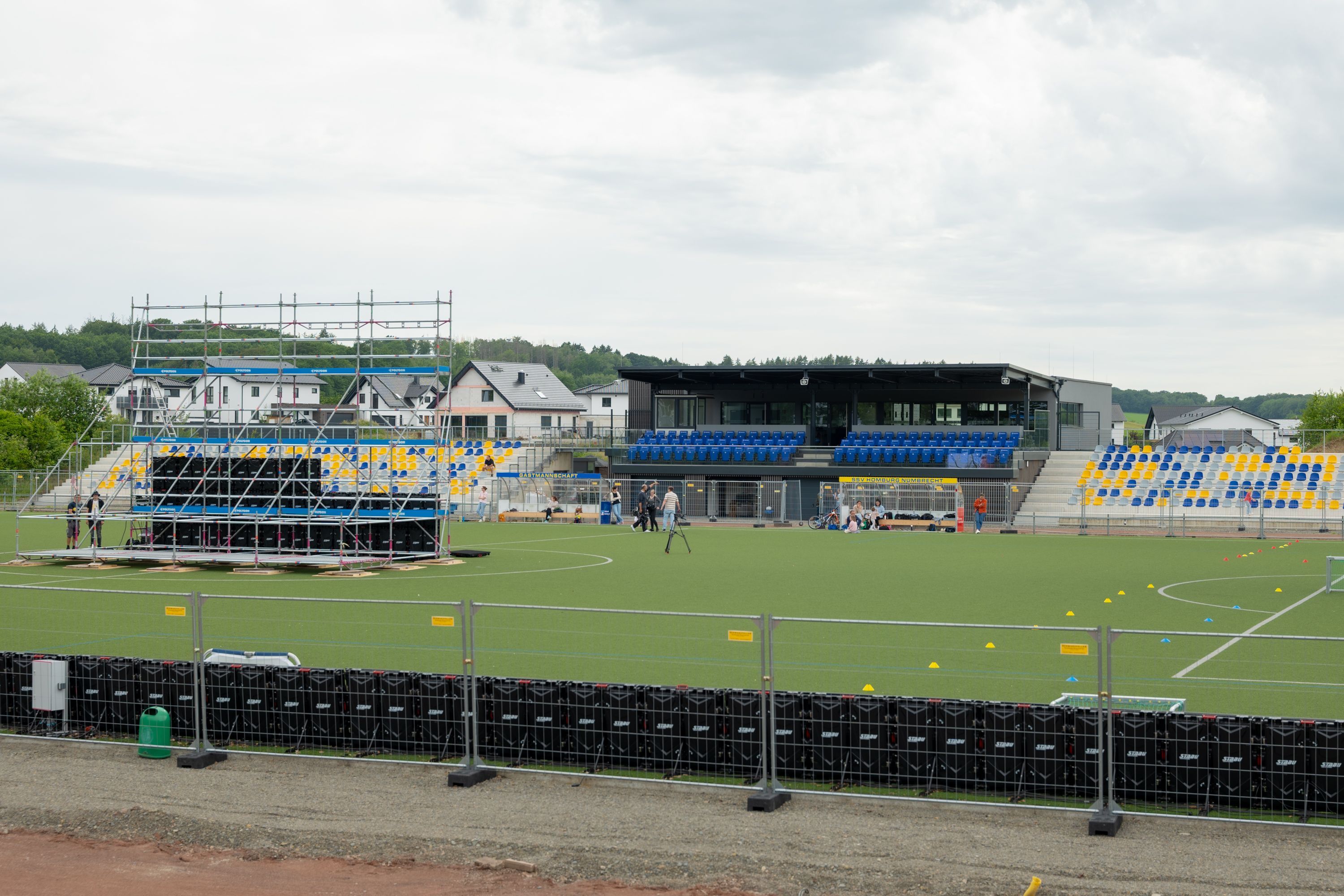 Das Foto zeigt den Tribünenbereich beim SSV Nümbrecht. Links im Vordergrund das Gestänge, an dem die große Leinwand angebracht wird.