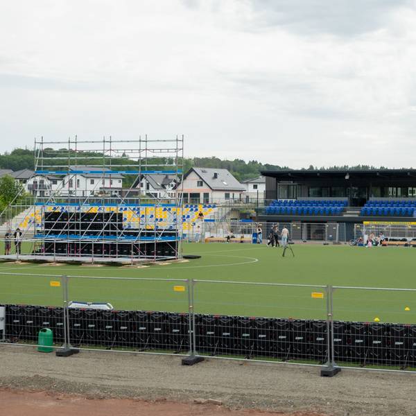 Das Foto zeigt den Tribünenbereich beim SSV Nümbrecht. Links im Vordergrund das Gestänge, an dem die große Leinwand angebracht wird.