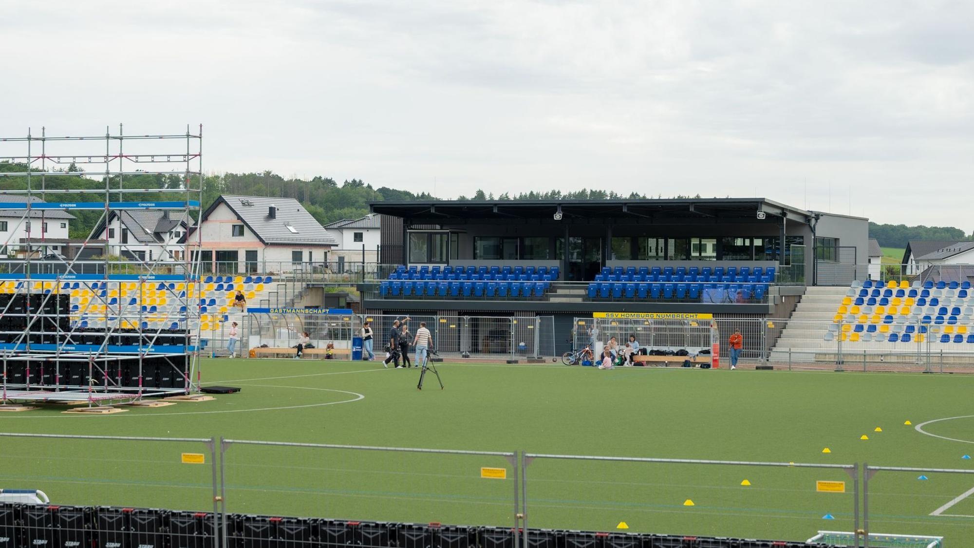 Das Foto zeigt den Tribünenbereich beim SSV Nümbrecht. Links im Vordergrund das Gestänge, an dem die große Leinwand angebracht wird.