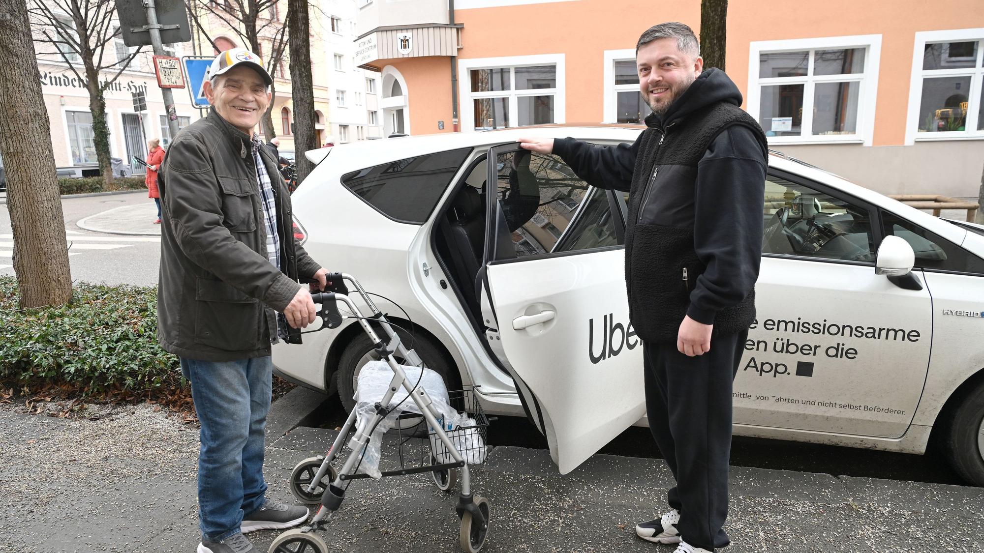 Uber-Fahrer hält Fahrgast die Tür auf.