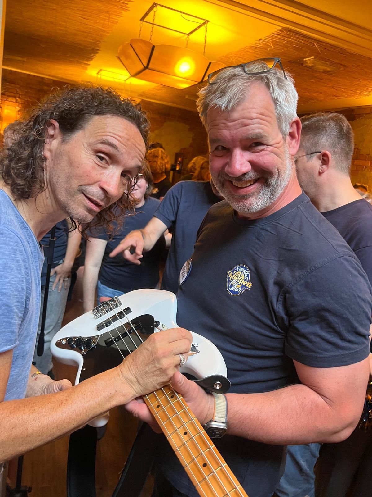 Stephan Brings schreibt seinen Namen auf den Bass der Overather Kneipenchor-Band.